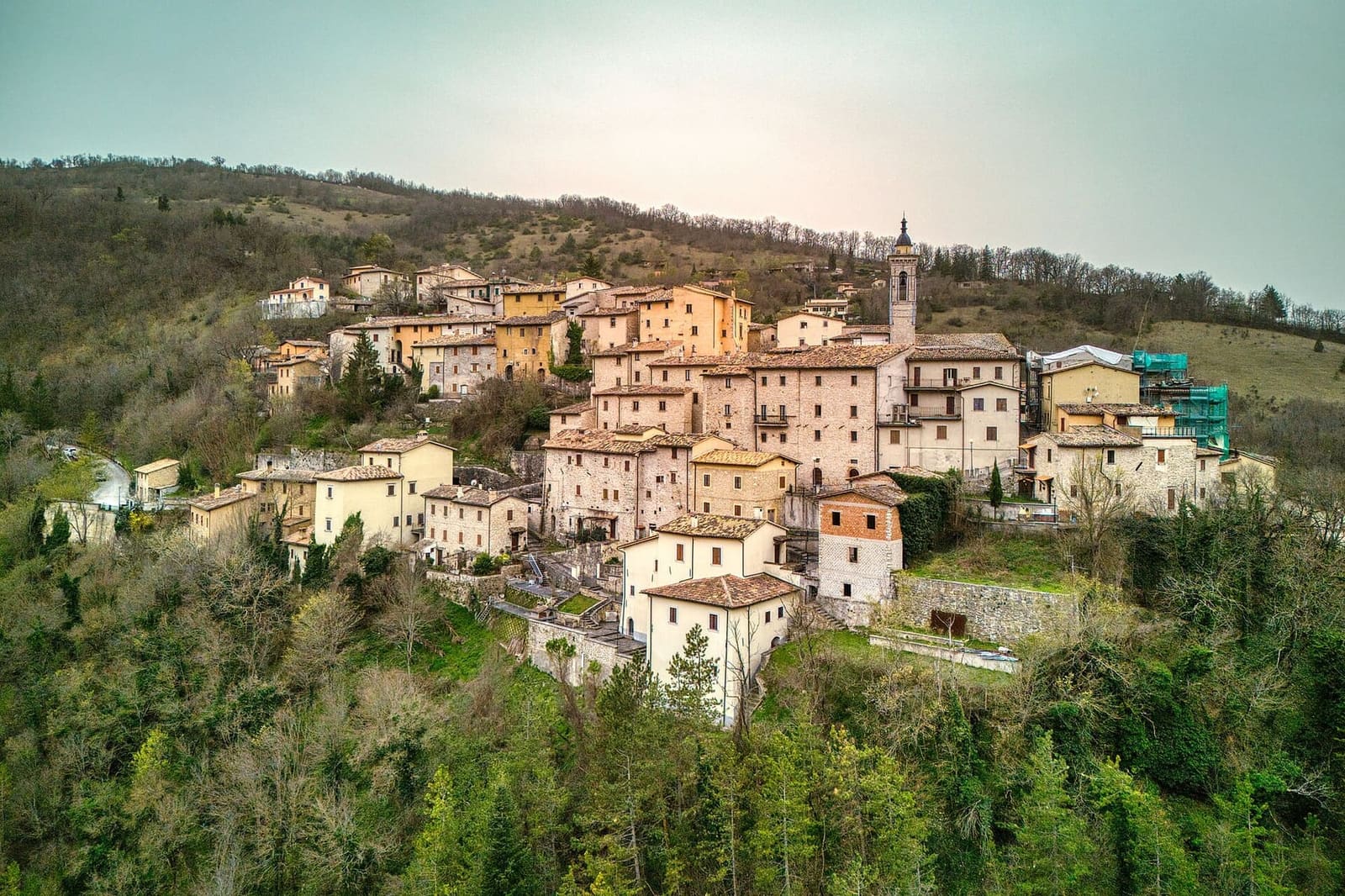 il borgo di Preci sul suo colle, ricostruito dal 1533 dopo che i Nursini l'avevano distrutto, nel marzo 2024
