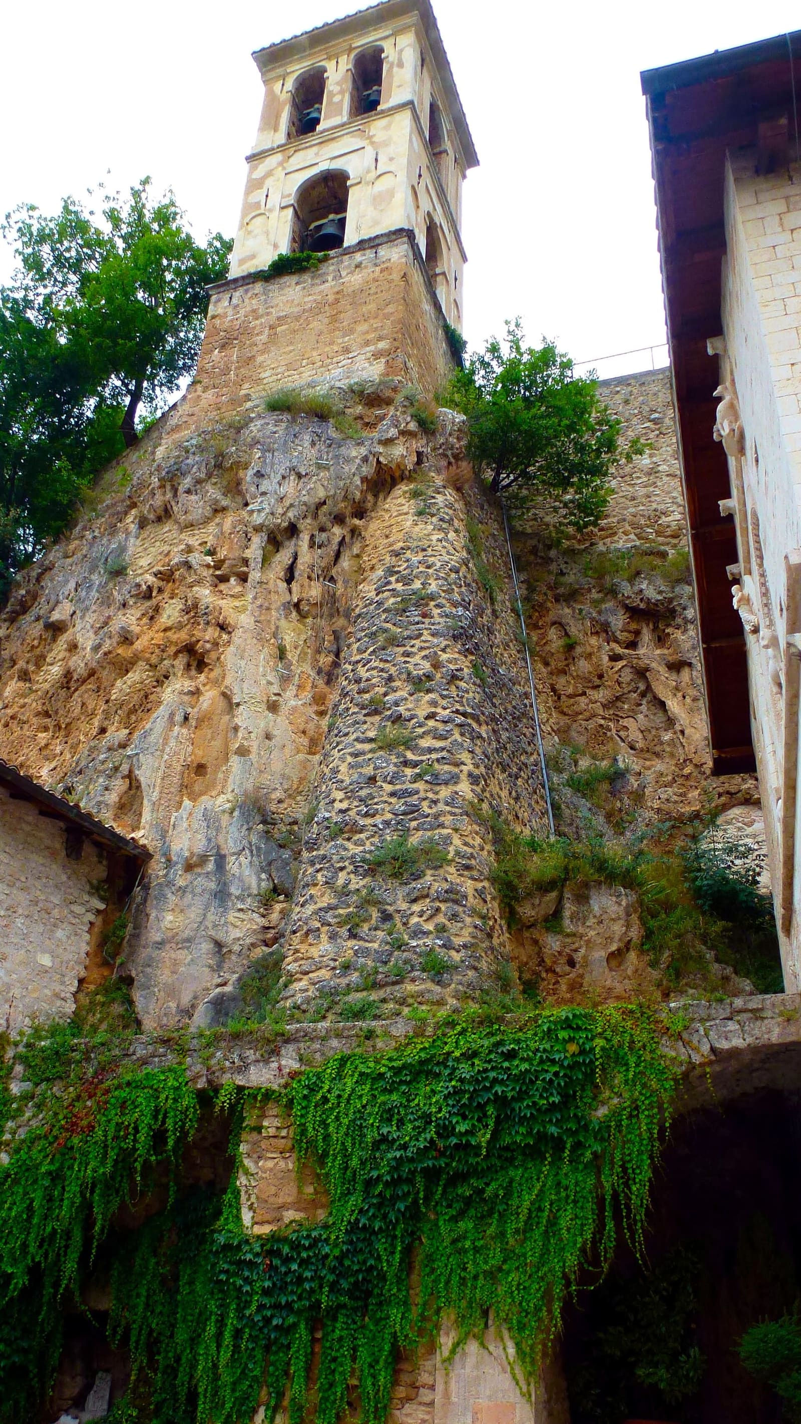 il campanile di Sant'Eutizio sulla rupe delle grotte degli eremiti, nel 2014, prima che crollasse con il terremoto del 2016