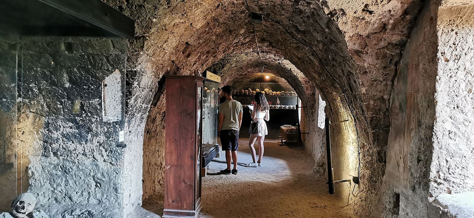 il corridoio della cripta di Santo Stefano, che porta alle teche del Museo delle mummie di Ferentillo