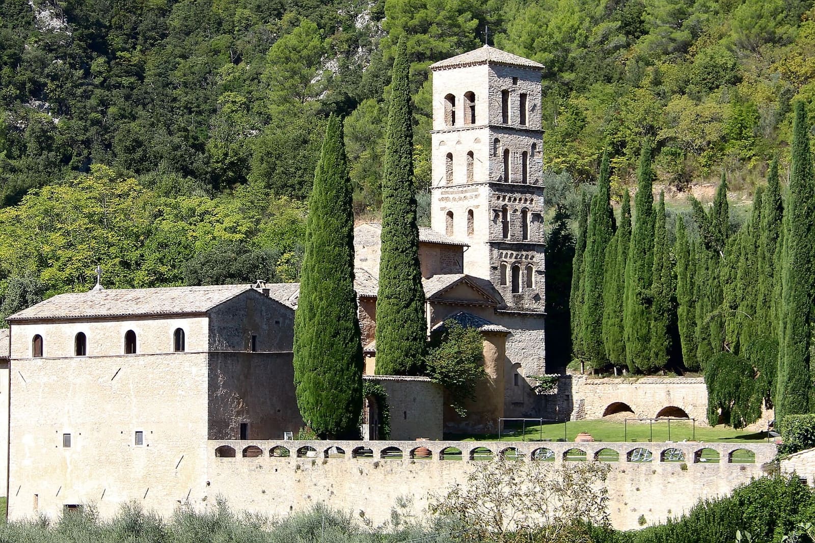l'abbazia di San Pietro in Valle sopra Ferentillo, con il campanile romanico fra i cipressi
