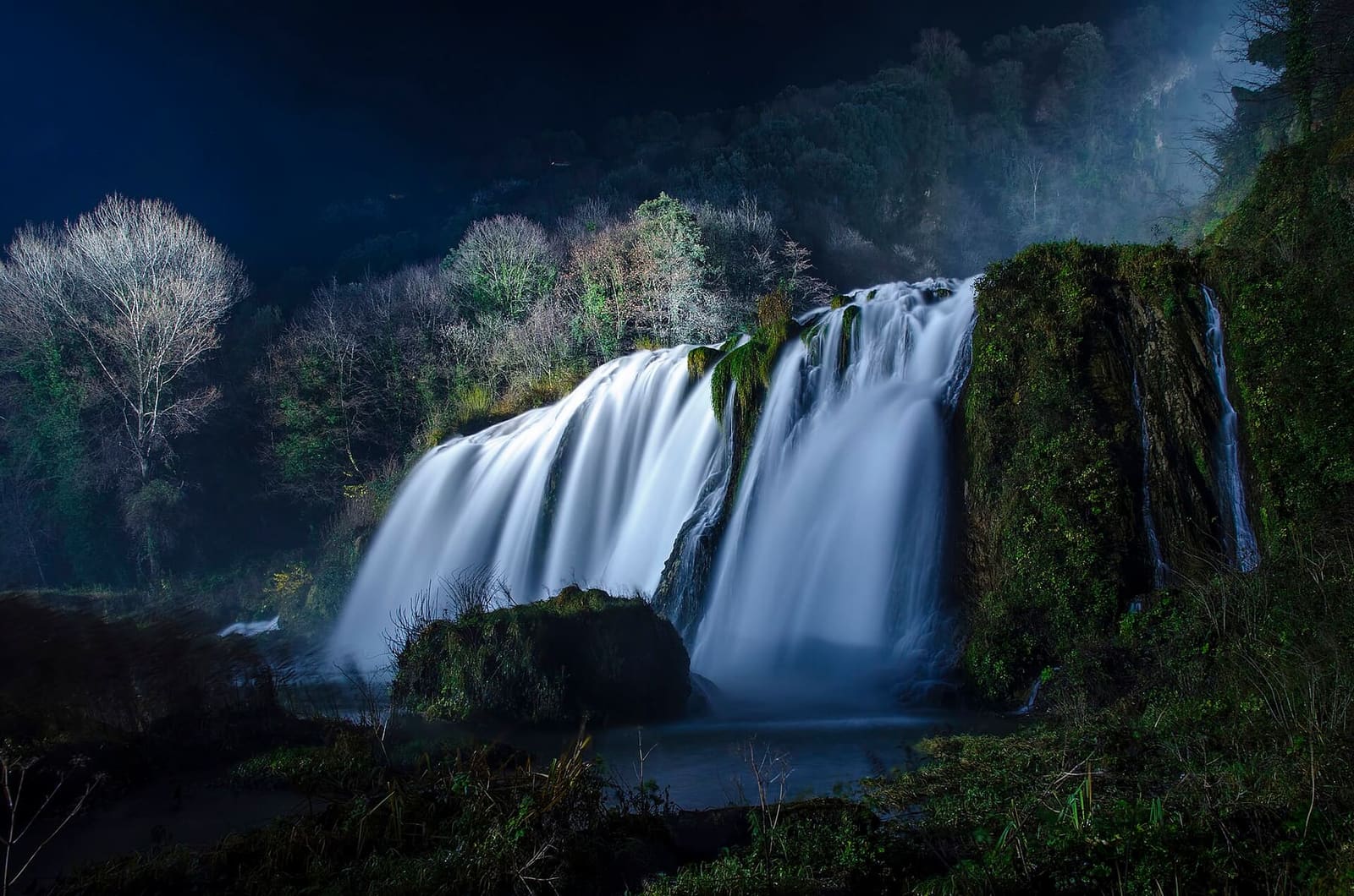 il secondo salto della Cascata delle Marmore di sera, quando l'acqua si apre anche dopo il tramonto