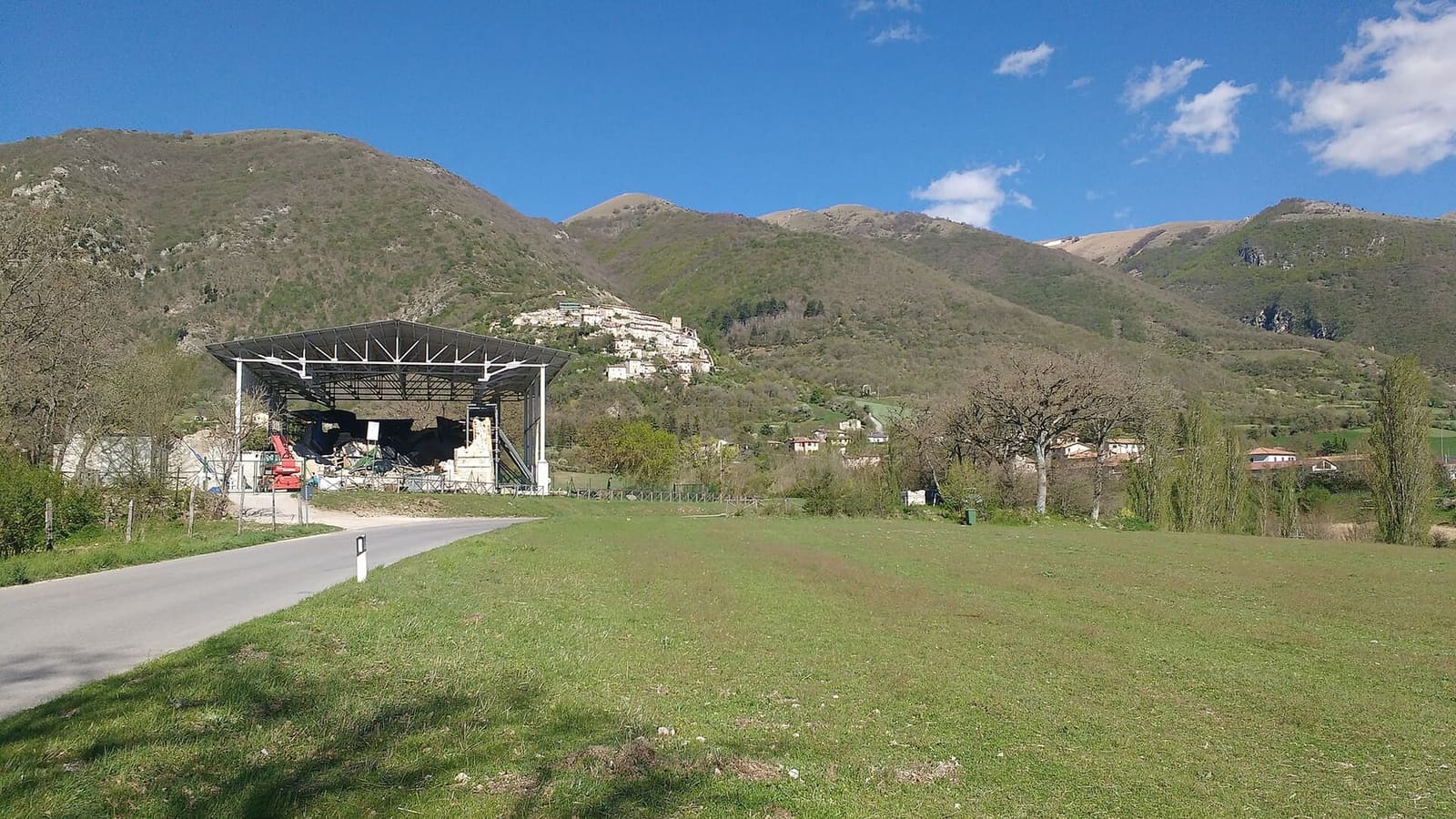 la copertura sopra i resti di San Salvatore a Campi nel 2017, e sul monte il Castello di Campi