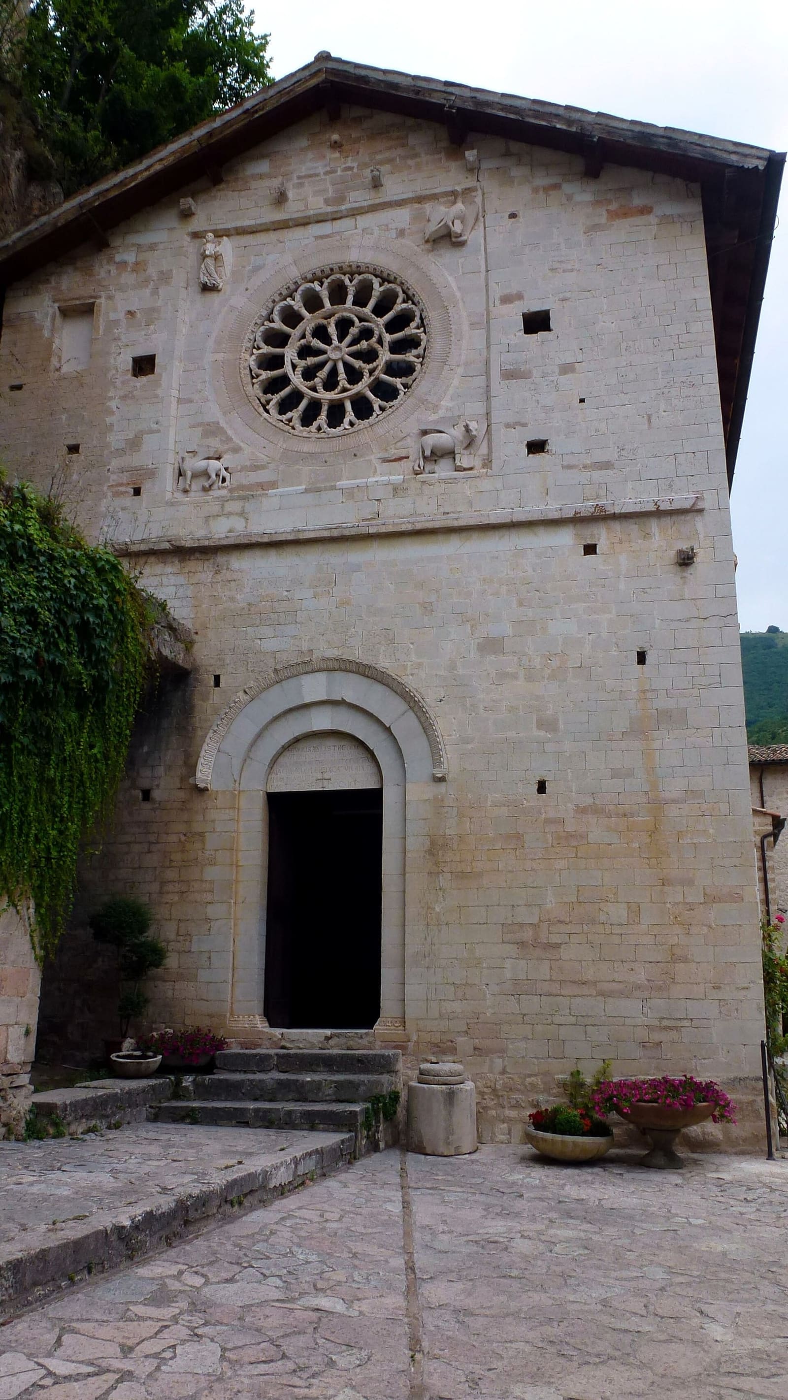 la facciata dell'abbazia di Sant'Eutizio con il rosone, nel 2014, prima del terremoto del 2016