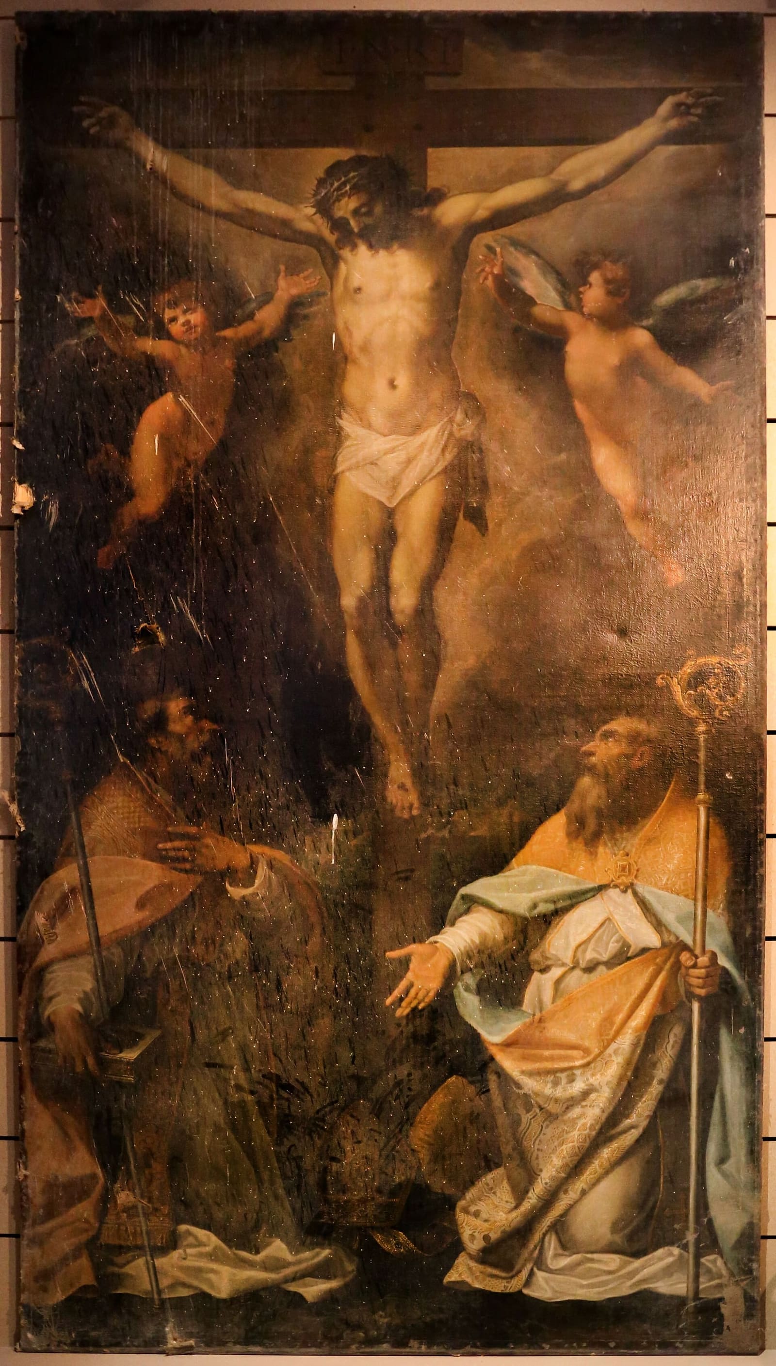 la pala dell'altare maggiore di Sant'Eutizio, il Crocifisso fra i santi Spes ed Eutizio del Pomarancio, del 1602