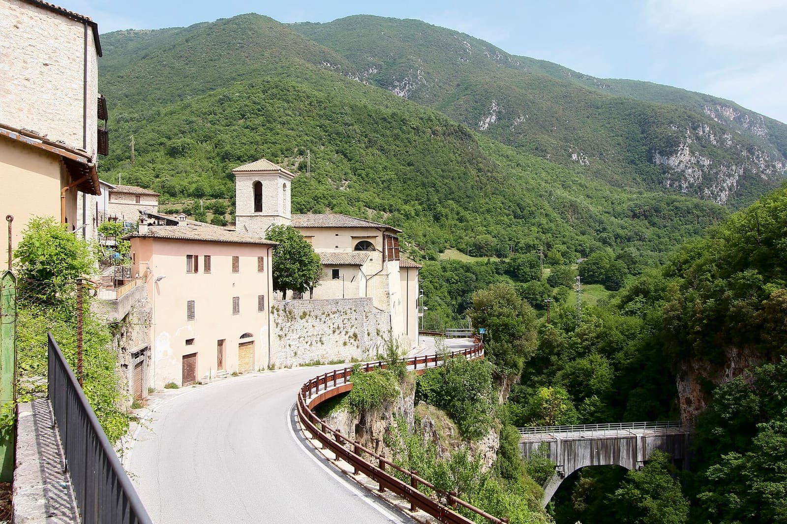 la strada della Valnerina che attraversa Triponzo, fra le case e la gola del fiume