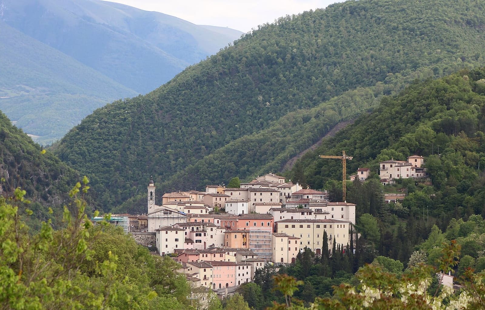Preci fra i boschi sopra la Val Castoriana, con una gru della ricostruzione, nel maggio 2024