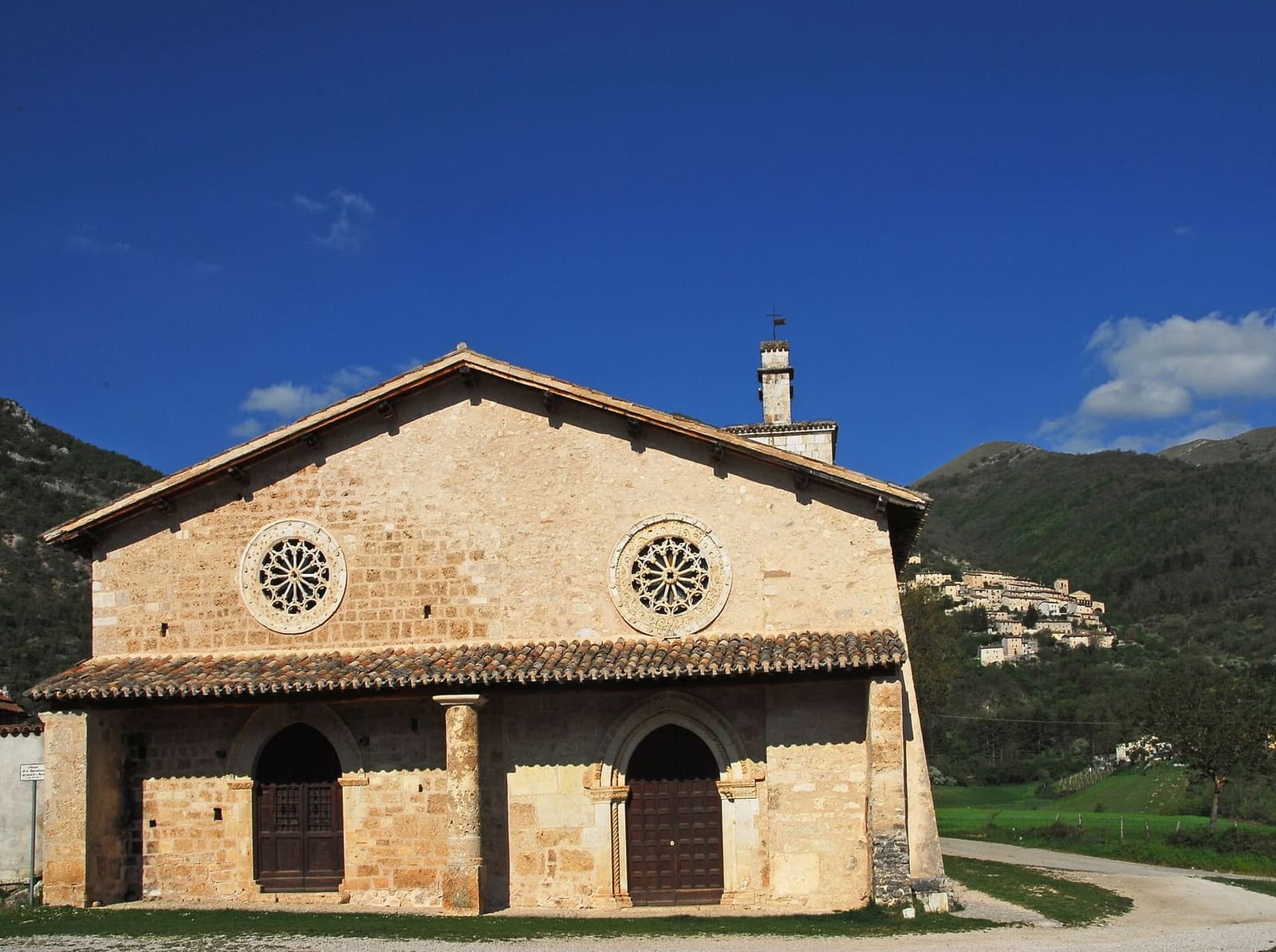 la facciata di San Salvatore a Campi con i due rosoni, nel 2007, prima del terremoto del 2016 che l'ha fatta crollare