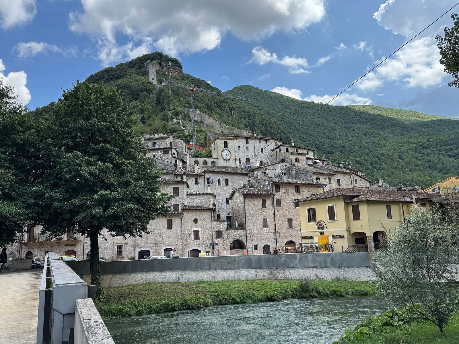 Scheggino che scende fino al Nera, con la torre del castello in cima al colle