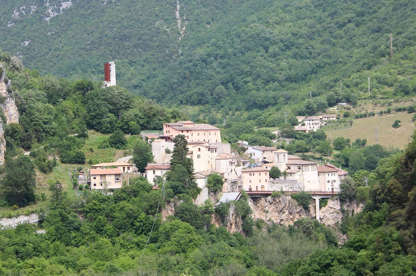 Triponzo sulla rupe sopra la gola del Nera, con la torre del castello sul monte
