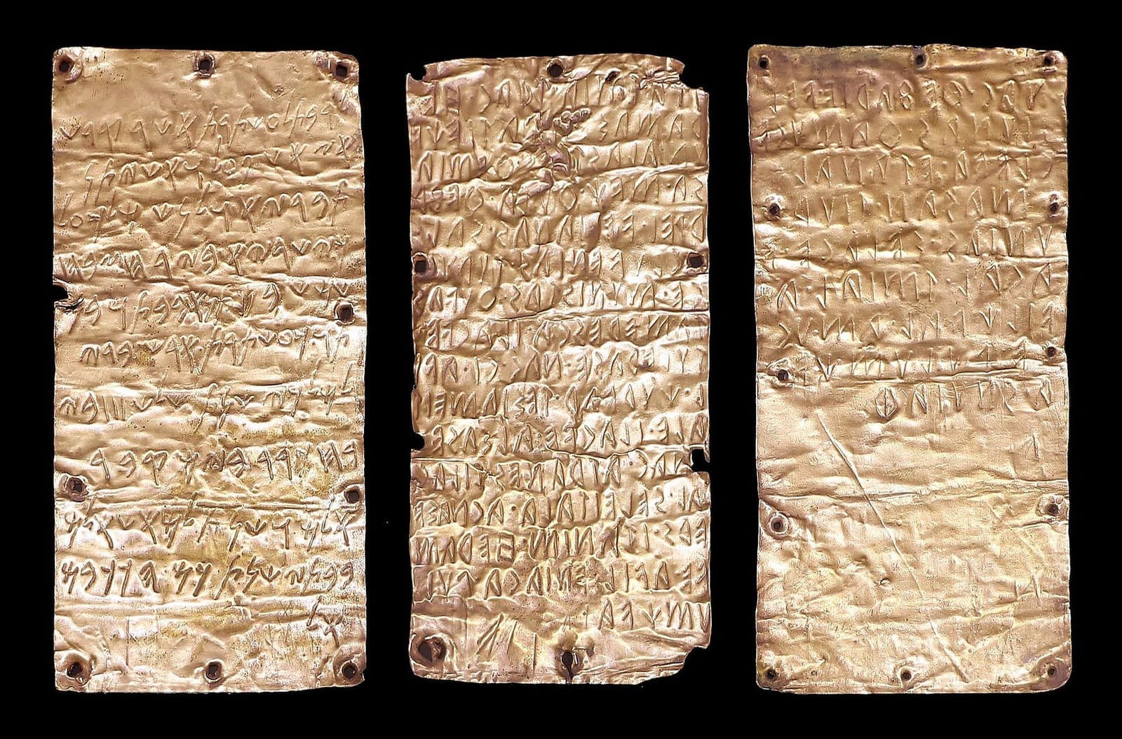 le tre lamine d'oro di Pyrgi, con la dedica in etrusco e in fenicio, nella vetrina di Villa Giulia a Roma