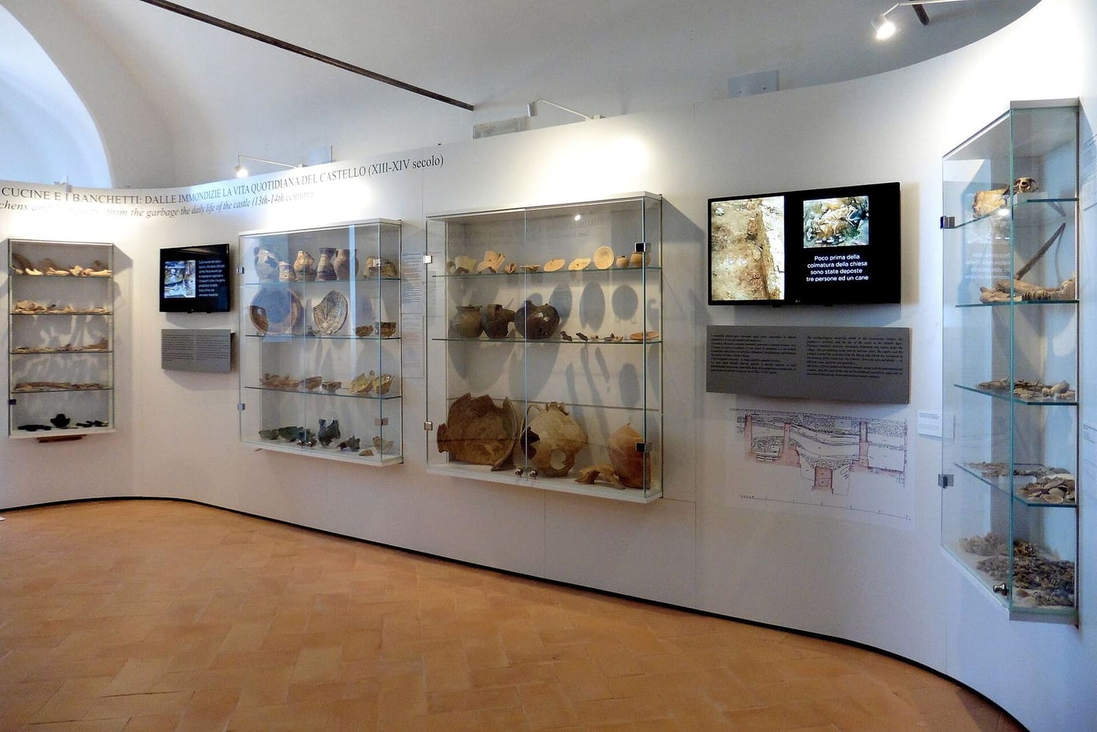 una sala del Museo del Castello, con le vetrine delle ceramiche e degli avanzi delle cucine che raccontano la vita quotidiana della rocca fra Duecento e Trecento