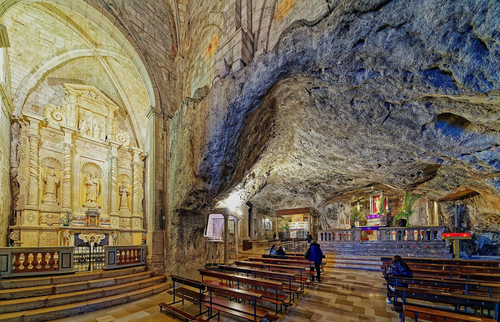 dans la grotte, avec la nef angevine à gauche et le rocher au-dessus