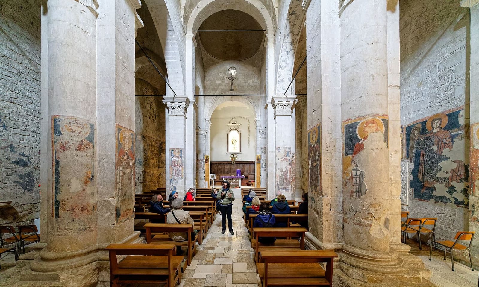 la nef de Santa Maria Maggiore, avec les fresques sur les piliers