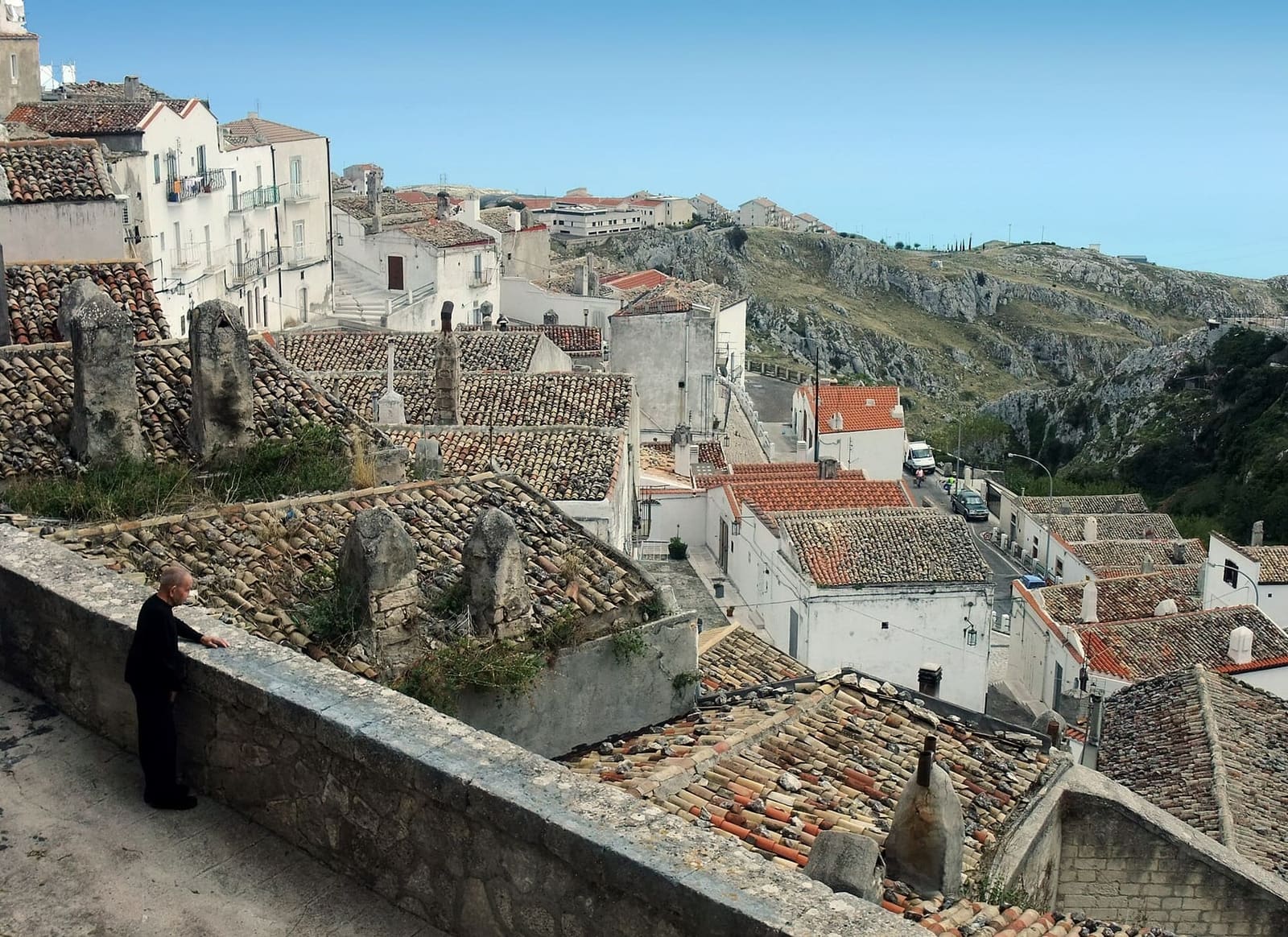 les toits de tuiles du Junno et les montagnes du Gargano