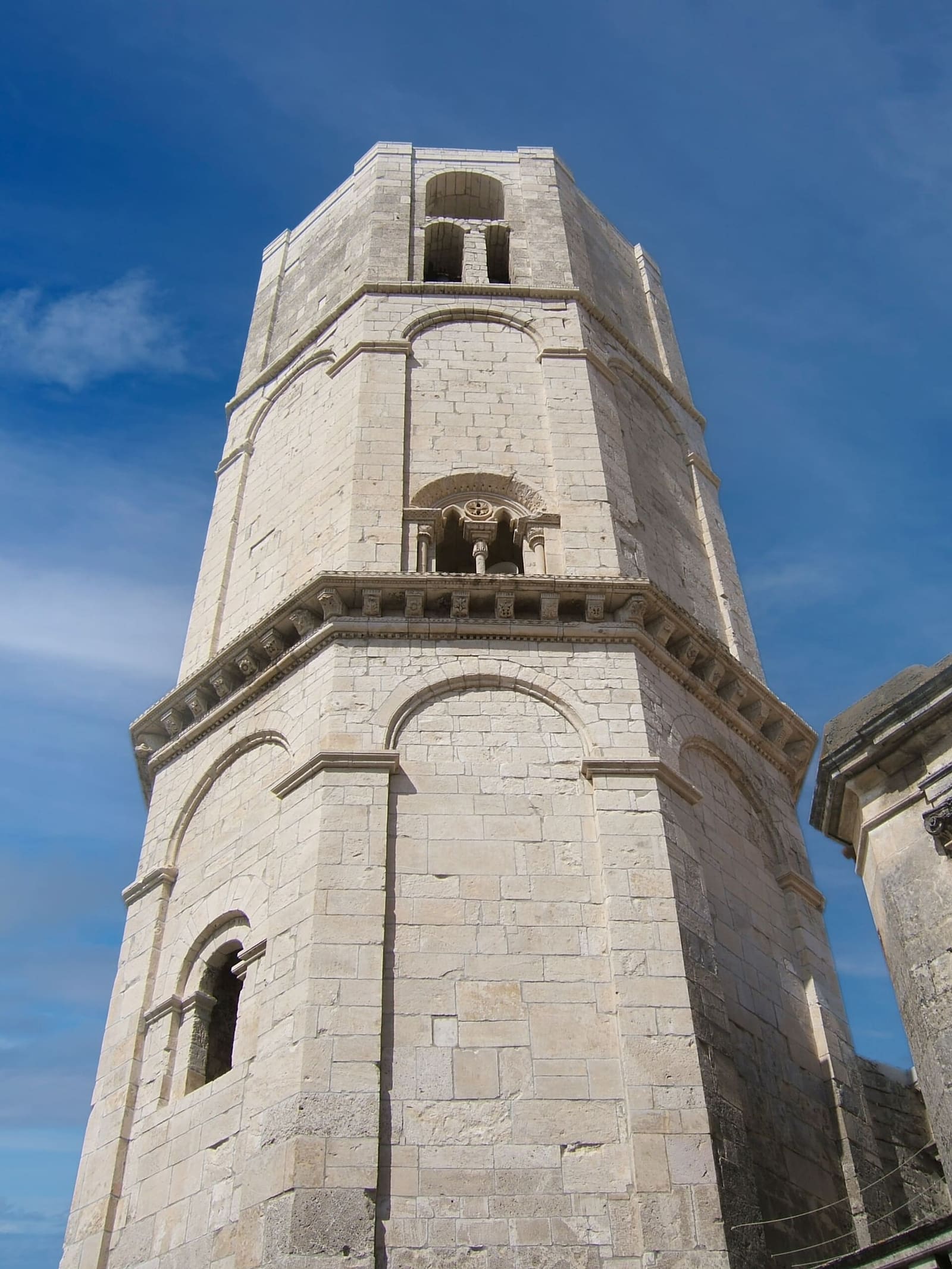 le clocher octogonal des Angevins, haut de vingt-sept mètres