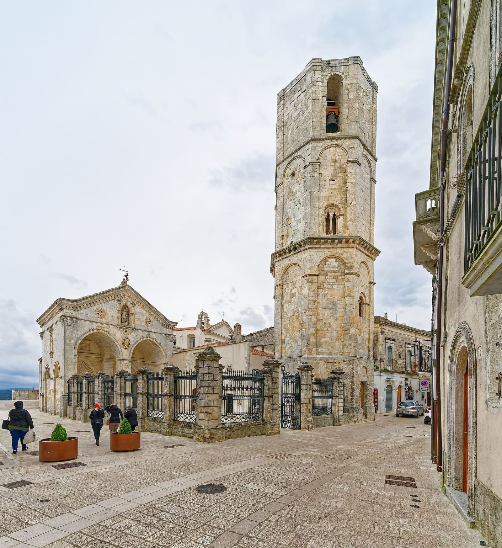 le clocher octogonal à côté de l'atrium du sanctuaire, et la place