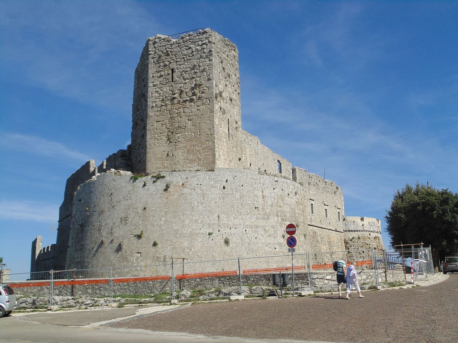 le château avec la Torre dei Giganti, sur le point le plus haut de la ville