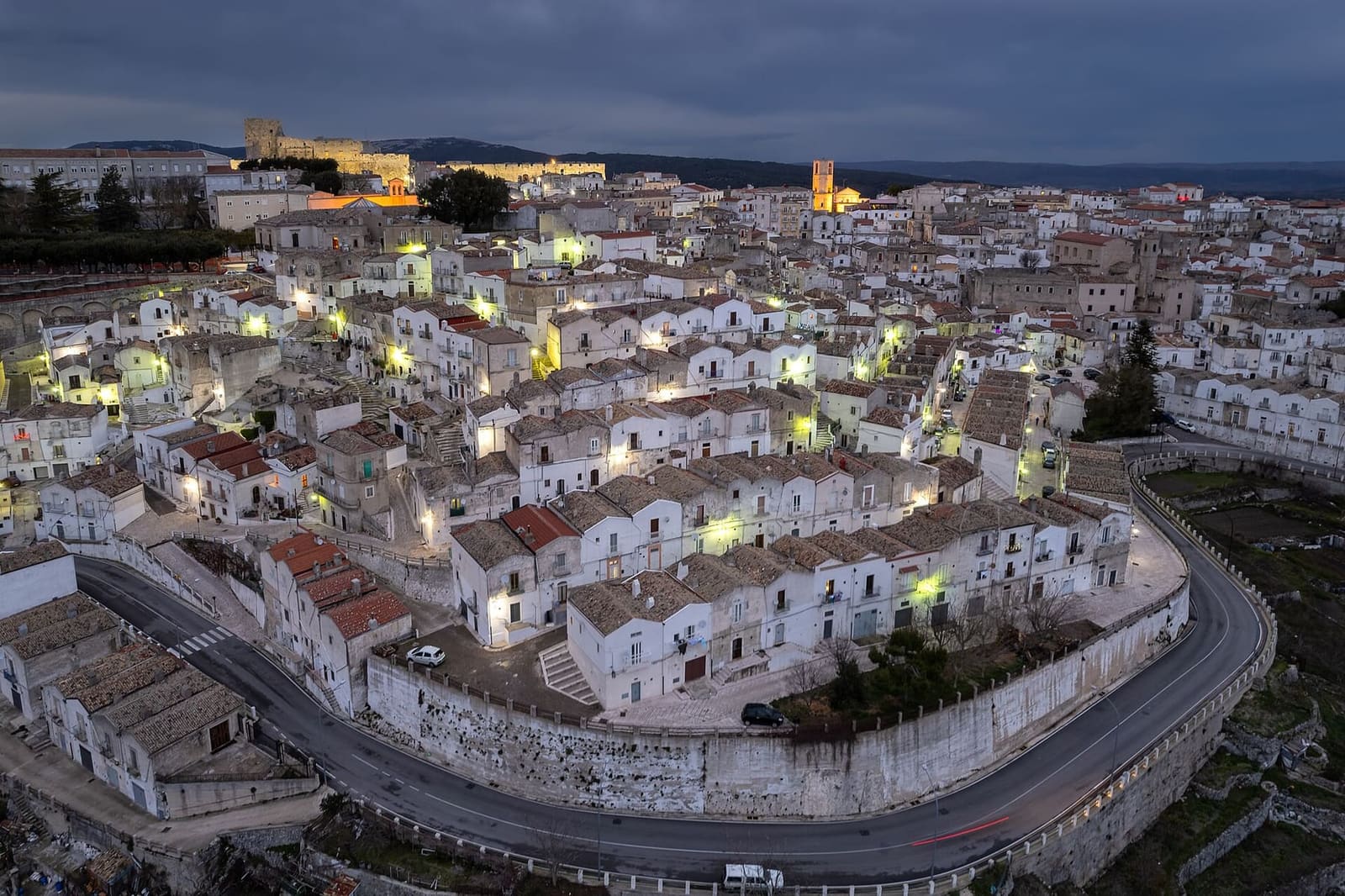 le quartier du Junno le soir, vu d'en haut, avec la route qui en fait le tour