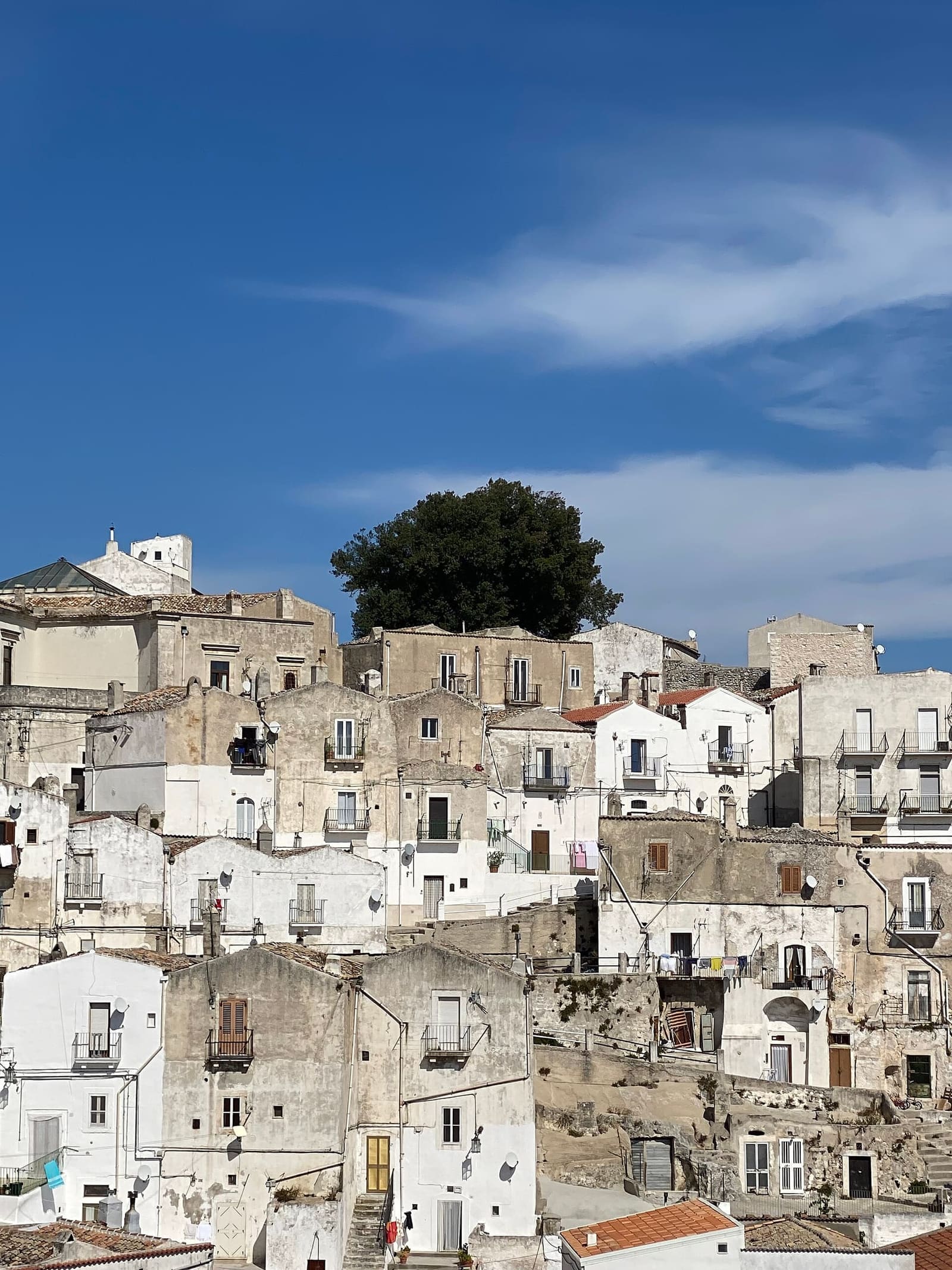 les maisons blanches du quartier du Junno, les unes au-dessus des autres