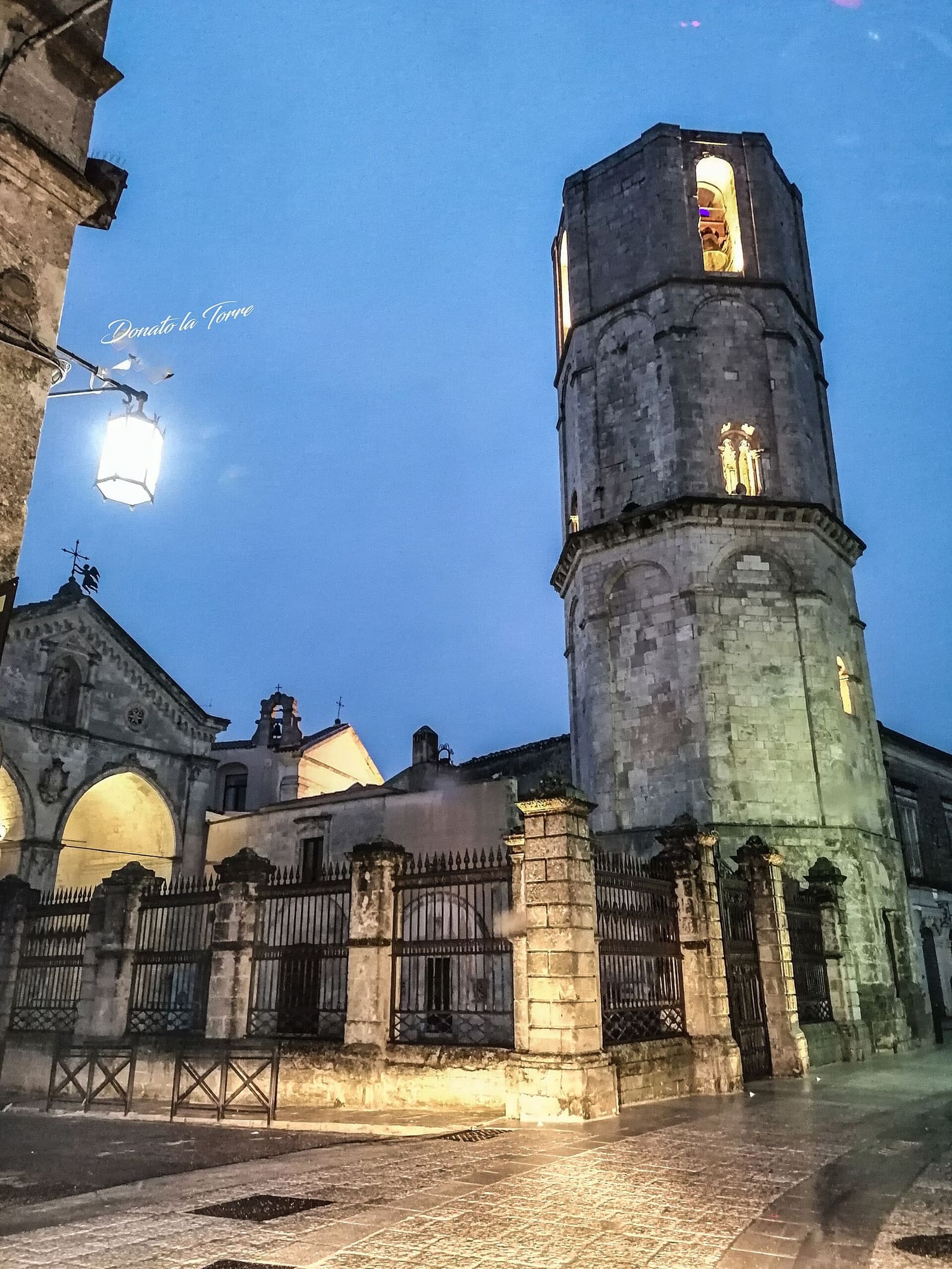 le sanctuaire et le clocher le soir, avec les lumières allumées