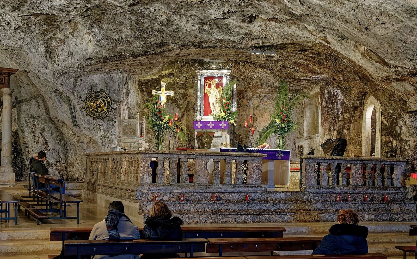 l'autel de la grotte sous le rocher, avec la niche de saint Michel