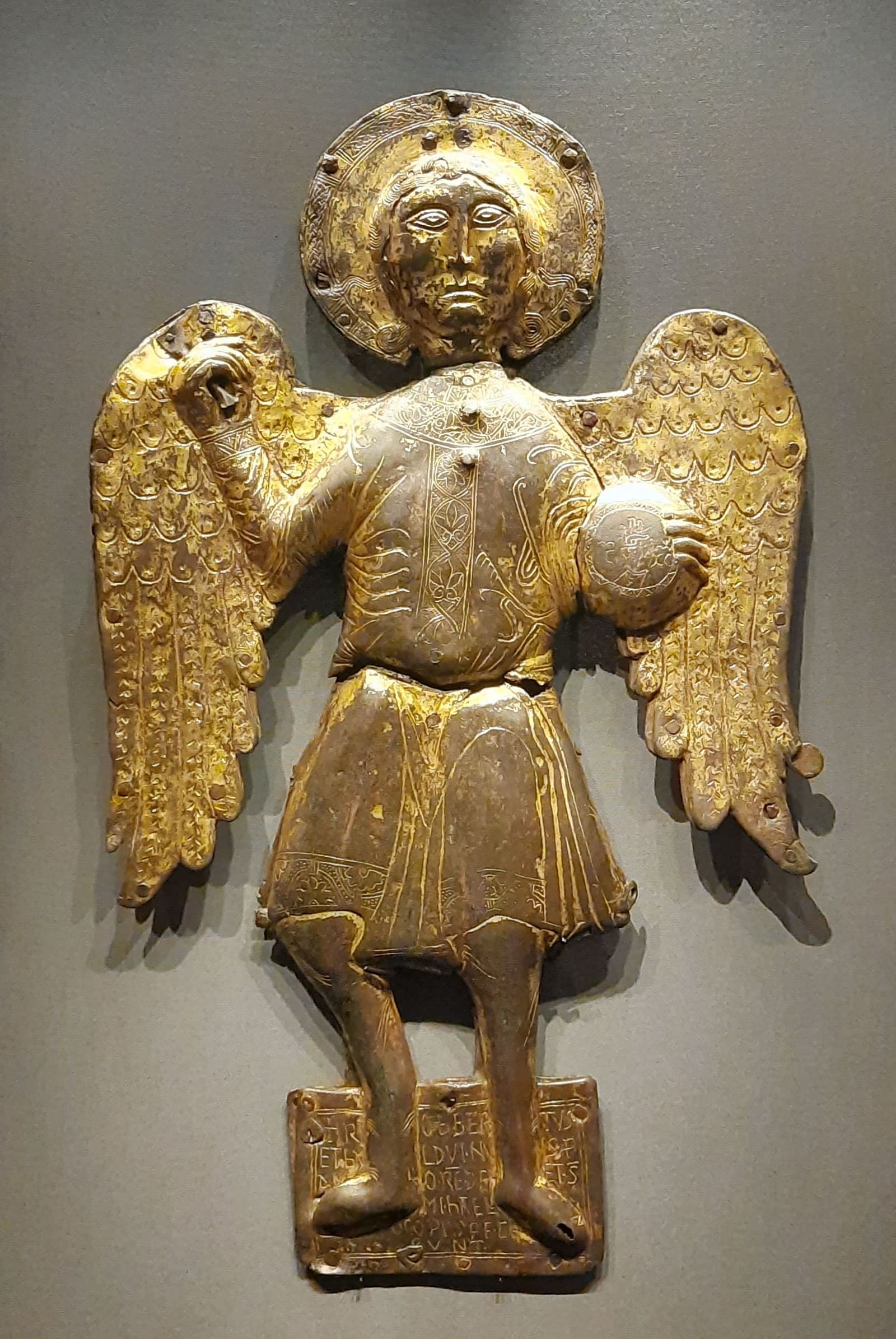 une icône de saint Michel en cuivre doré du XIe siècle, du Museo Devozionale