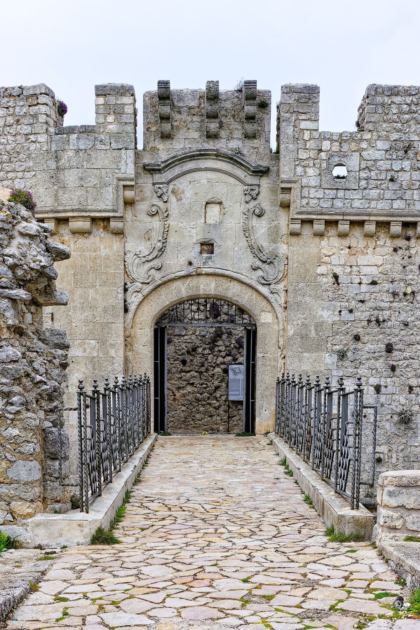 le pont et le portail du château