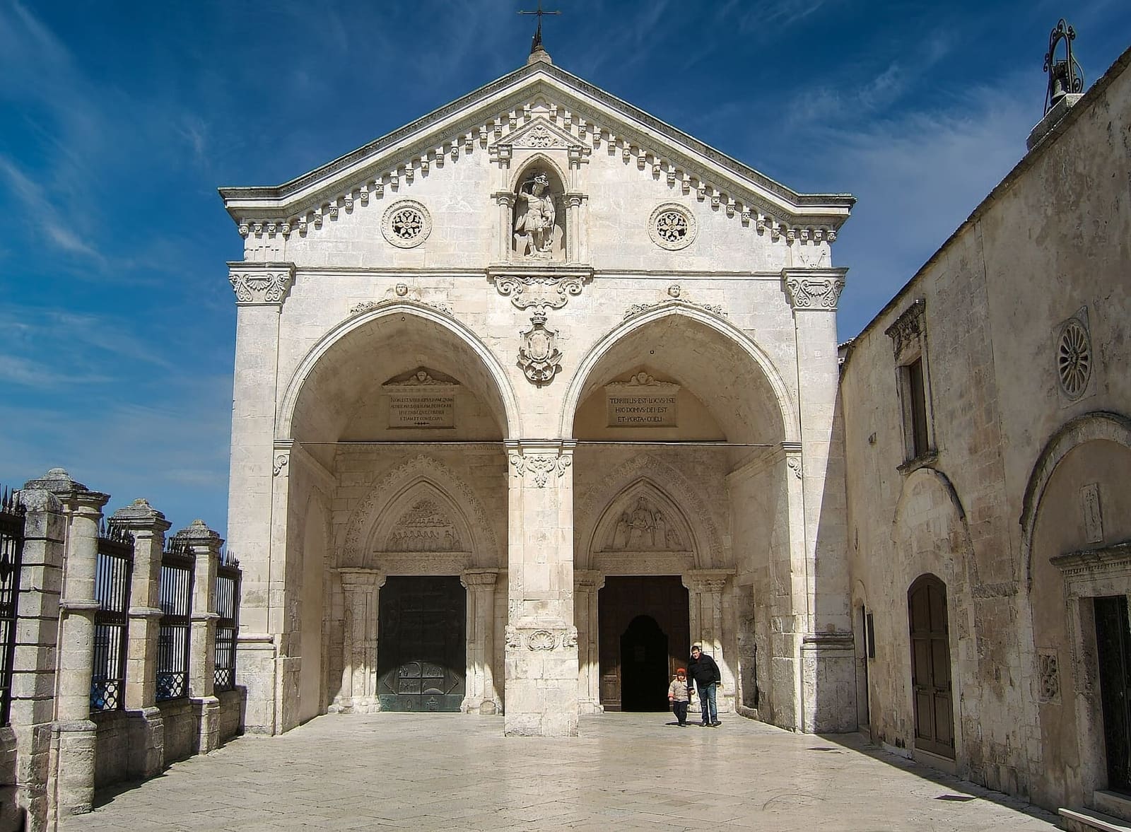 les deux arcs de l'atrium du sanctuaire, sur la via della Basilica