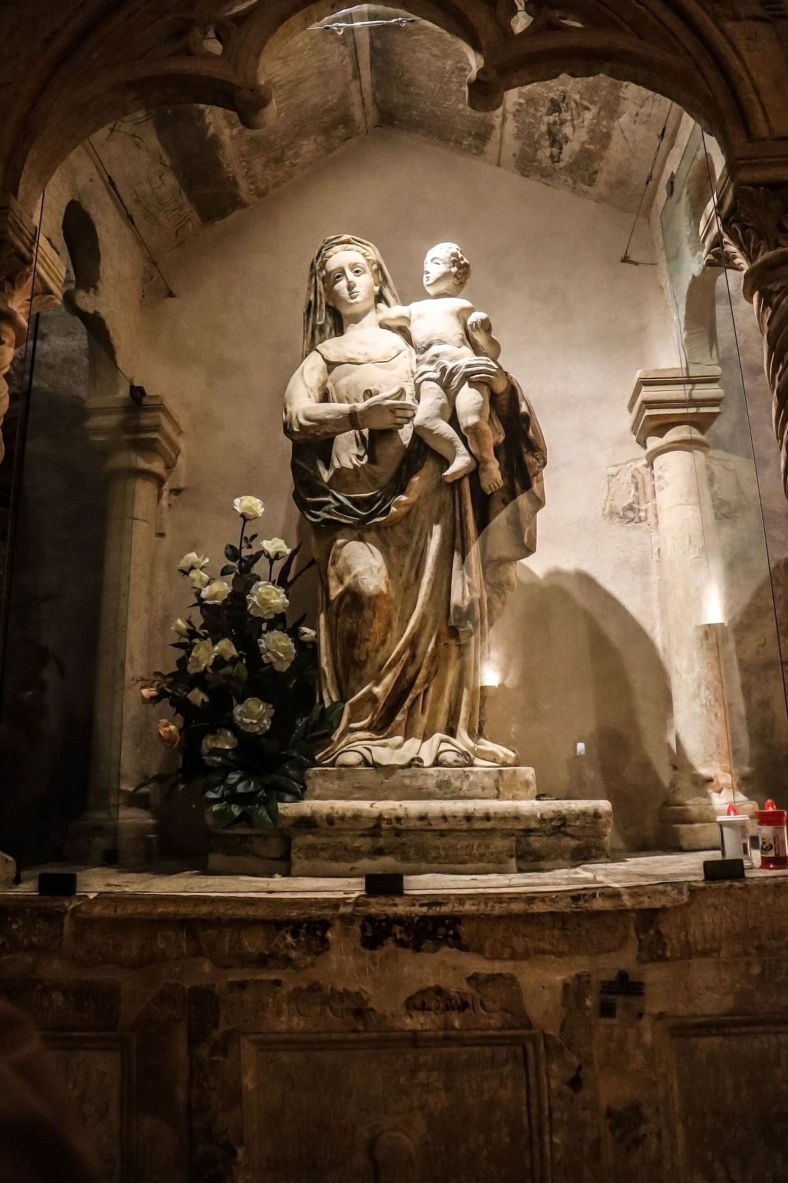 une Vierge à l'Enfant de marbre, dans une chapelle de la grotte