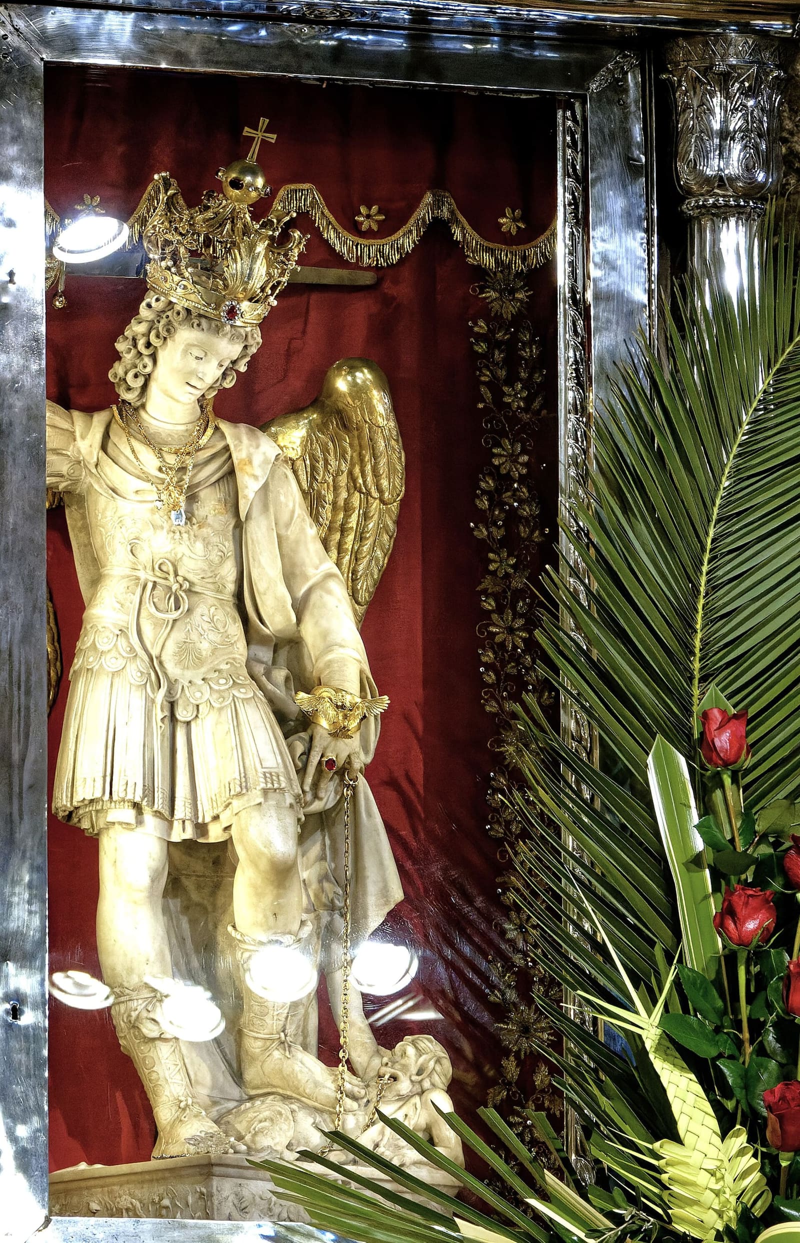 la statue de marbre de saint Michel, de 1507, dans sa niche