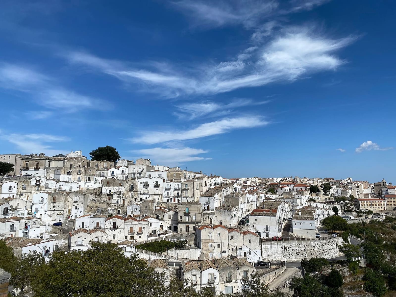 le quartier du Junno sous le ciel, avec les maisons blanches en rangées