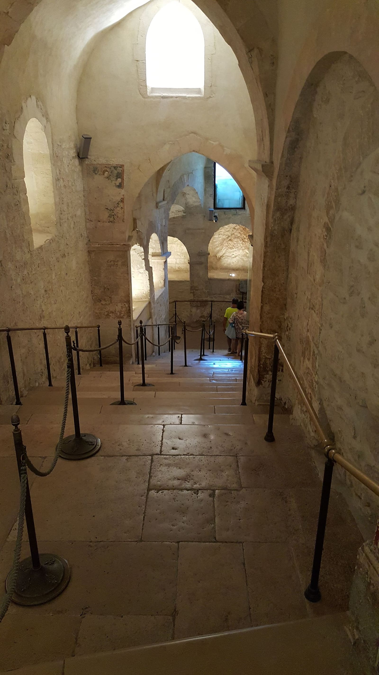 les cryptes lombardes, sous le sanctuaire