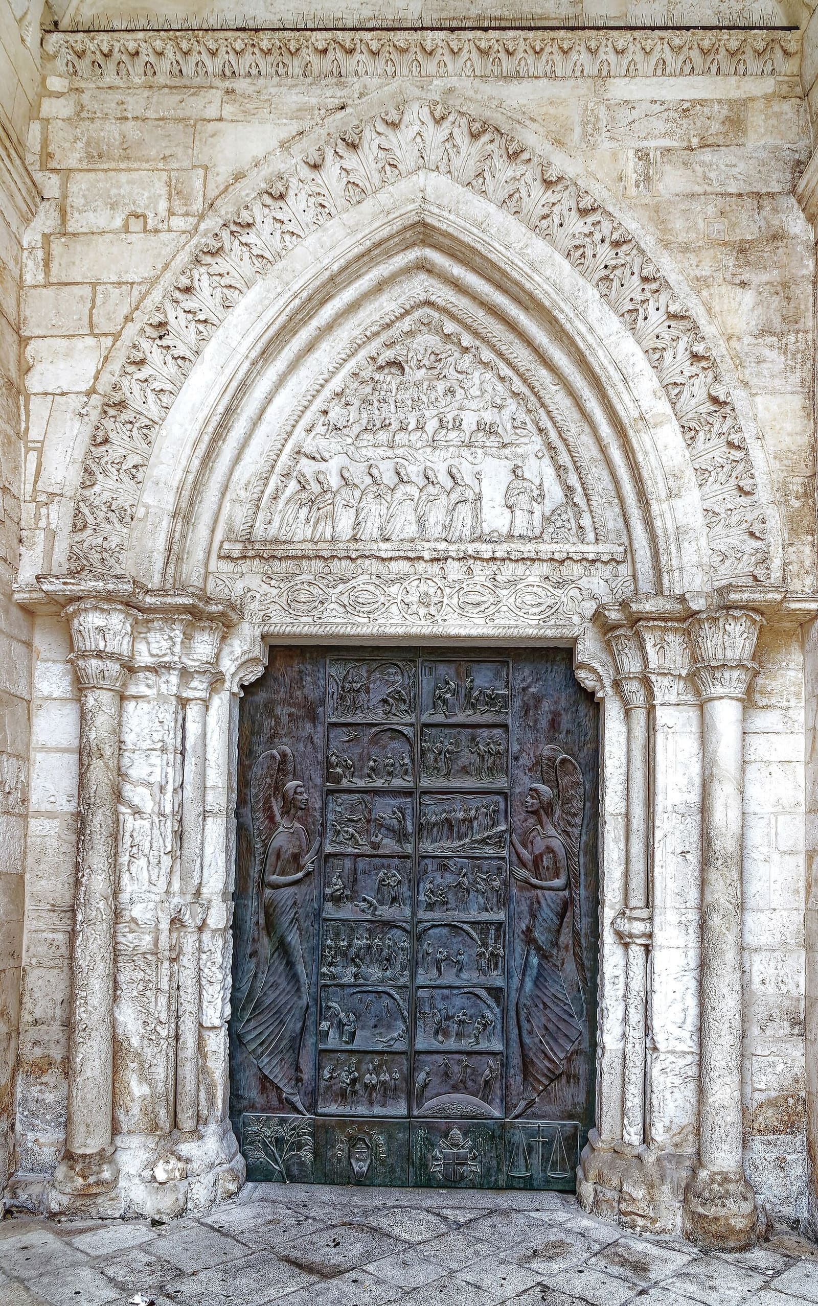les portes de bronze faites à Constantinople en 1076, sous l'arc gothique