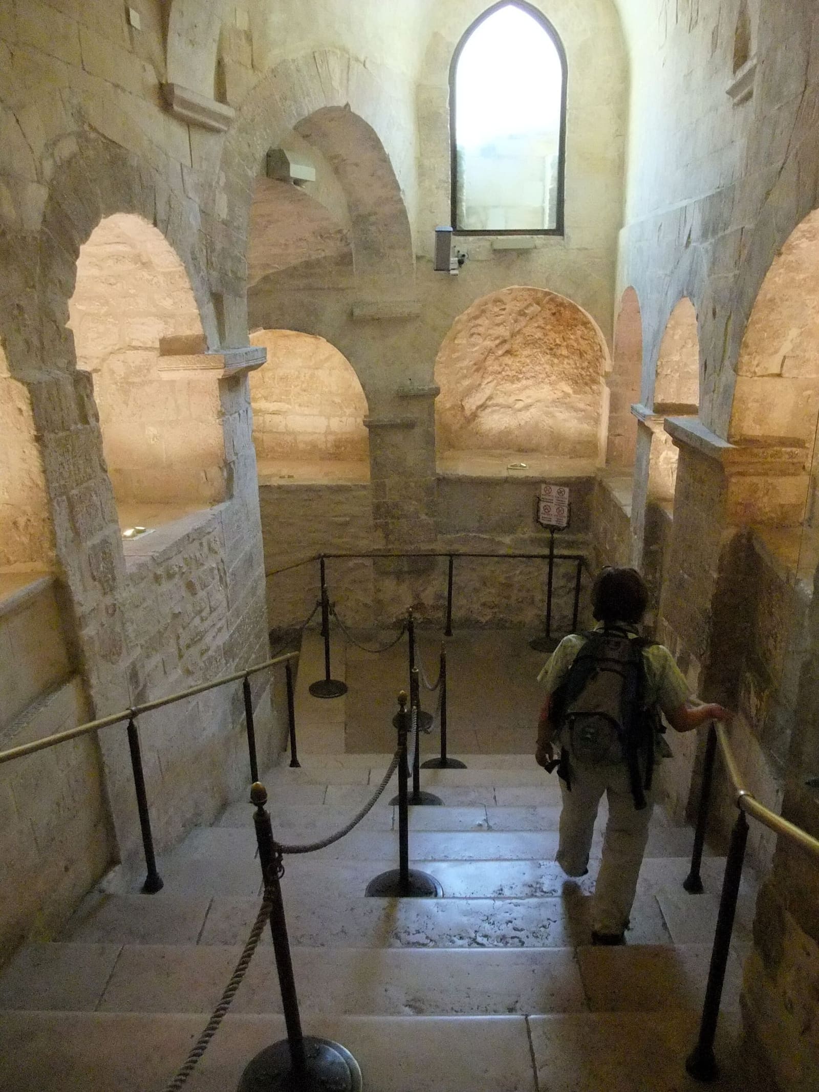 un visiteur descend dans les cryptes lombardes
