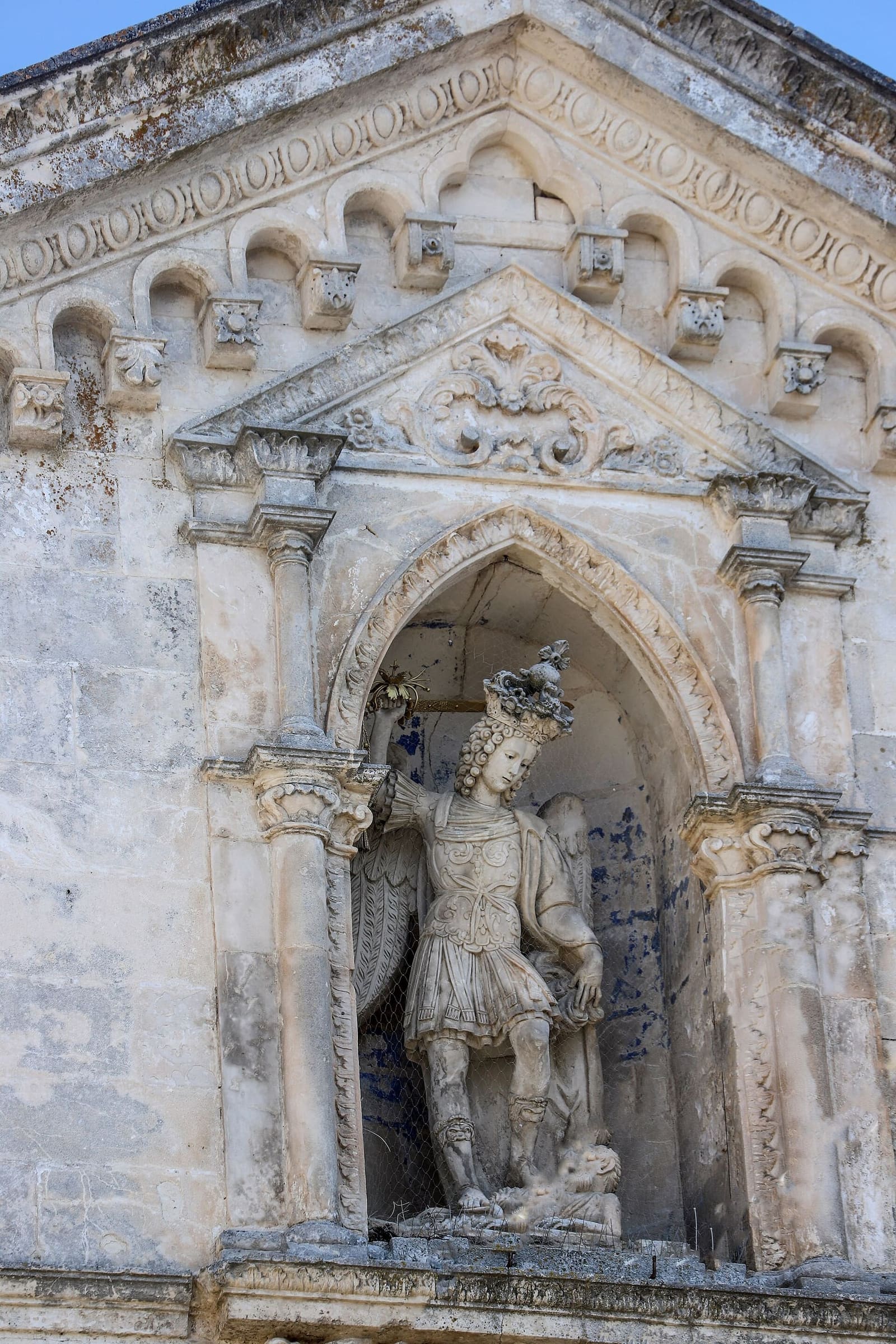 la statue de saint Michel dans sa niche, au-dessus de l'atrium