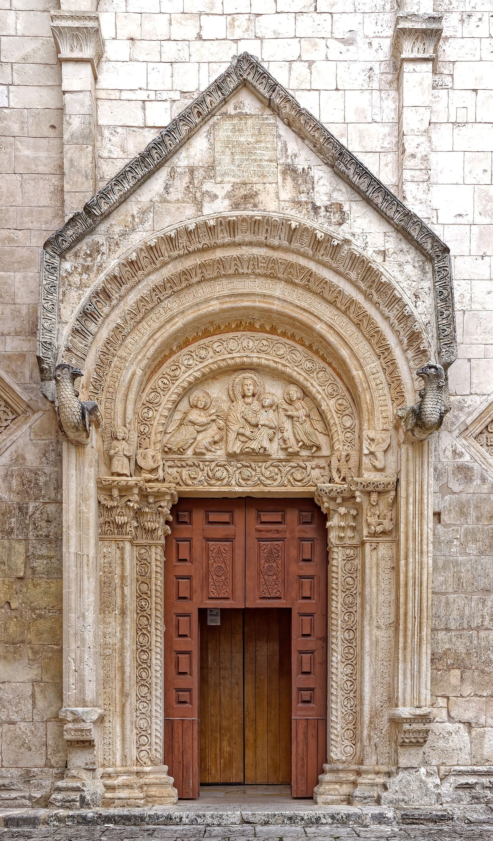 le portail de Santa Maria Maggiore, avec la Vierge dans la lunette