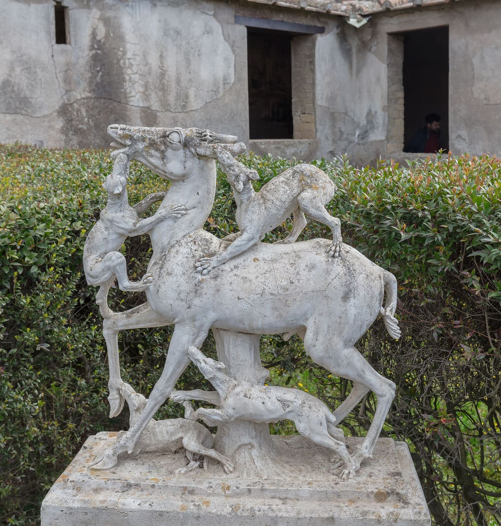la copia del cervo assalito dai cani, nel giardino della Casa dei Cervi