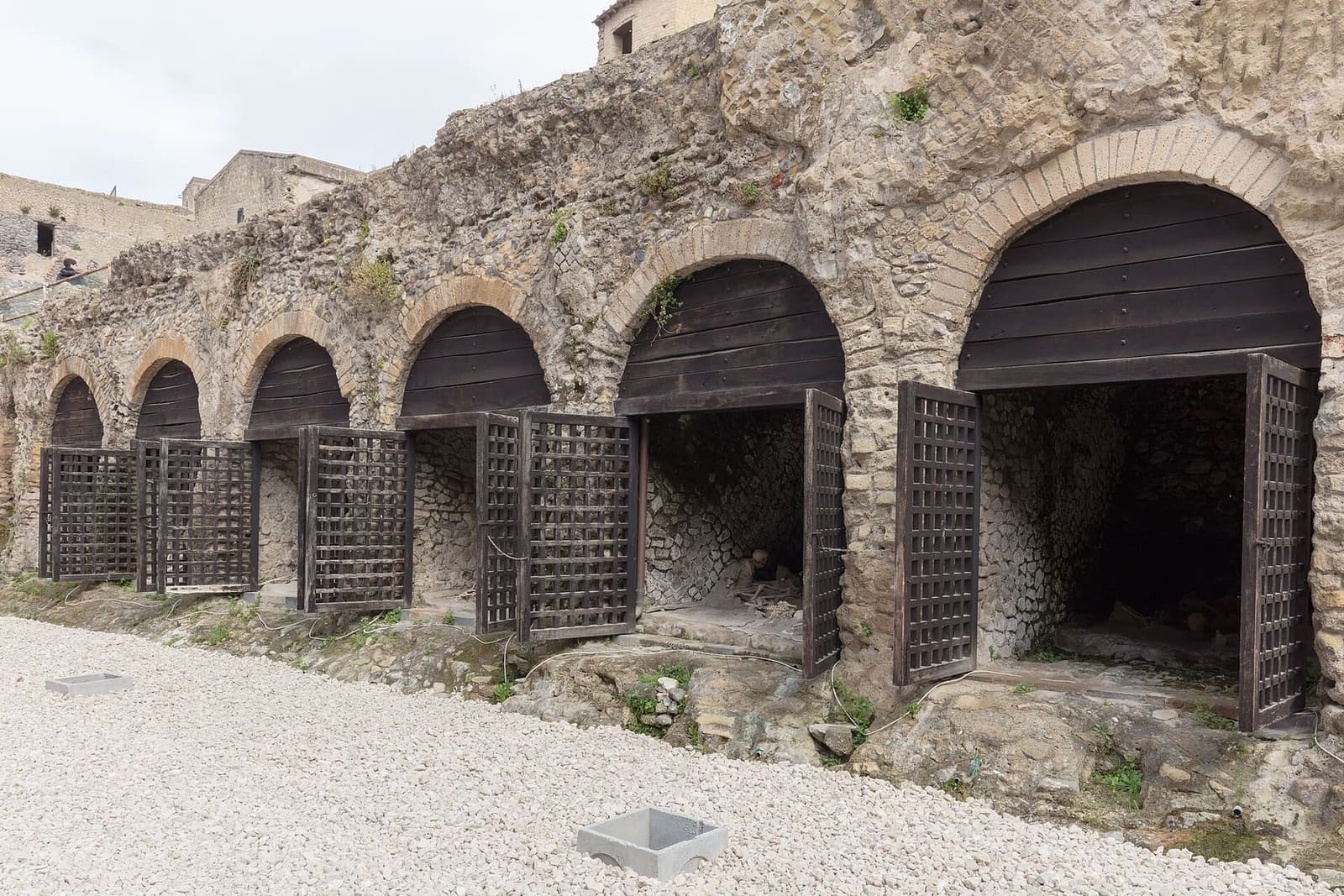 i fornici sull'antica riva, chiusi dalle grate di legno