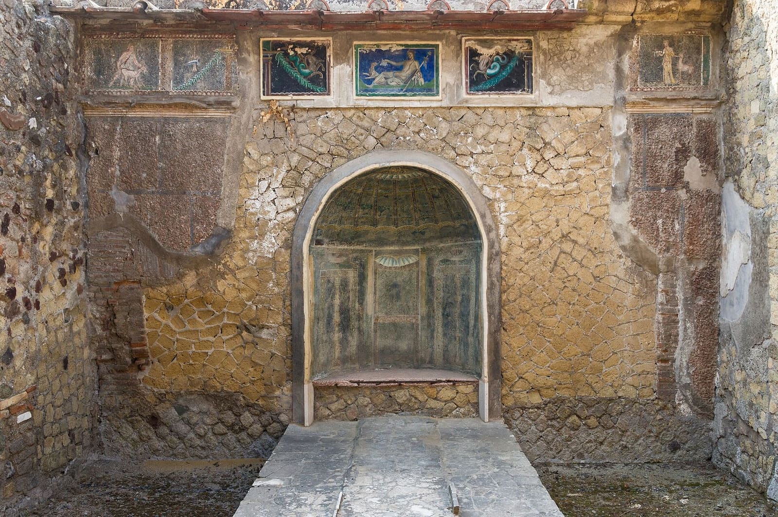il ninfeo della Casa dello Scheletro, con i quadretti a mosaico
