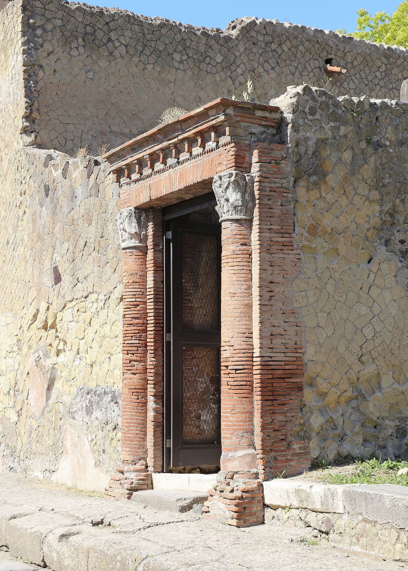 il portale di mattoni con i capitelli della Casa del Gran Portale