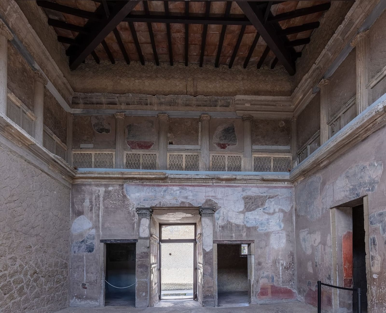 l'atrio della Casa Sannitica, con il loggiato in alto e il soffitto di travi