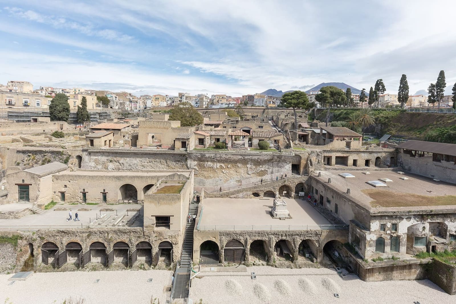 l'antica spiaggia con i fornici, e sopra la città scavata e quella di oggi, a marzo