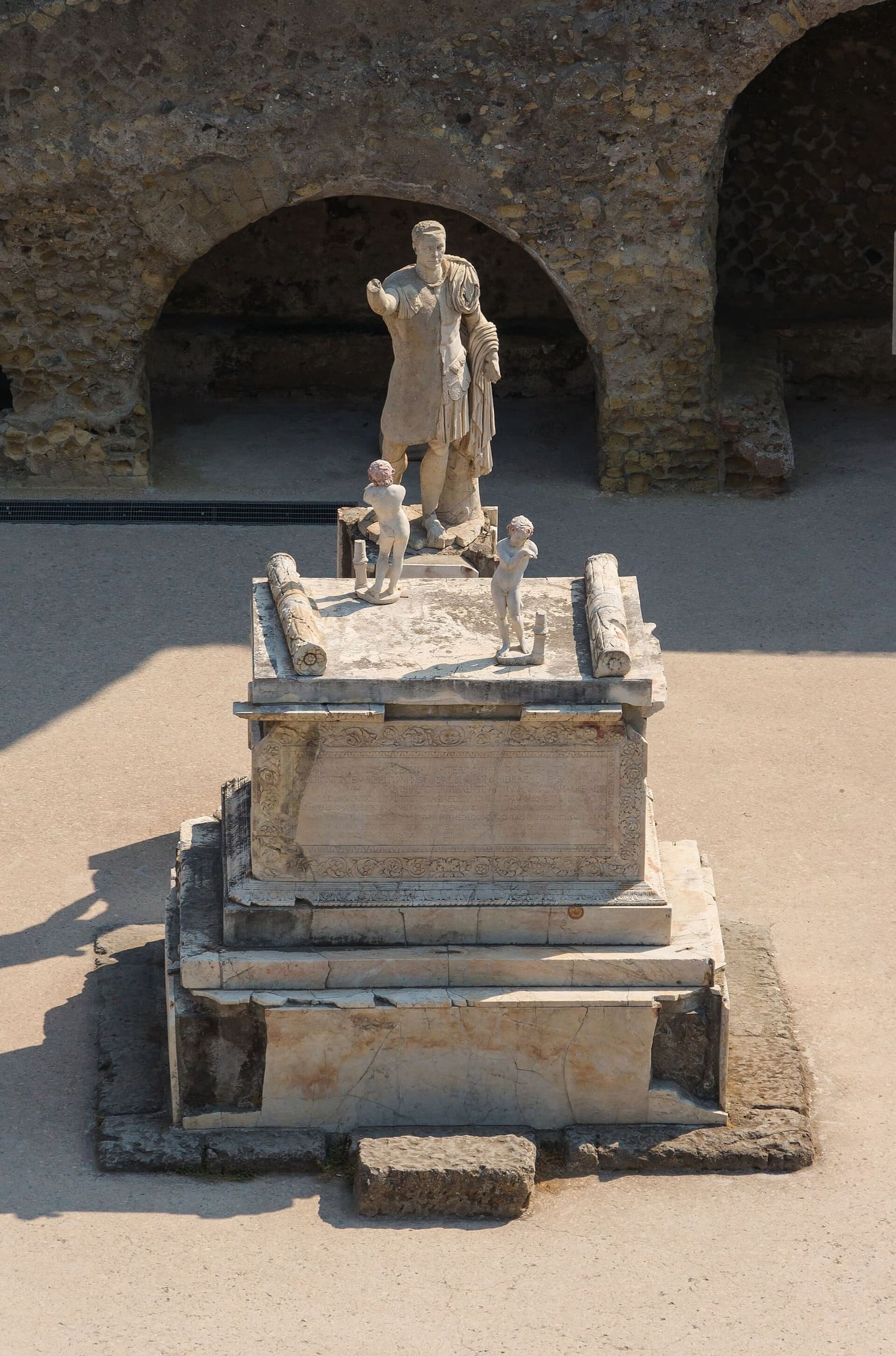 l'altare e la statua di Marco Nonio Balbo sulla terrazza sopra la spiaggia