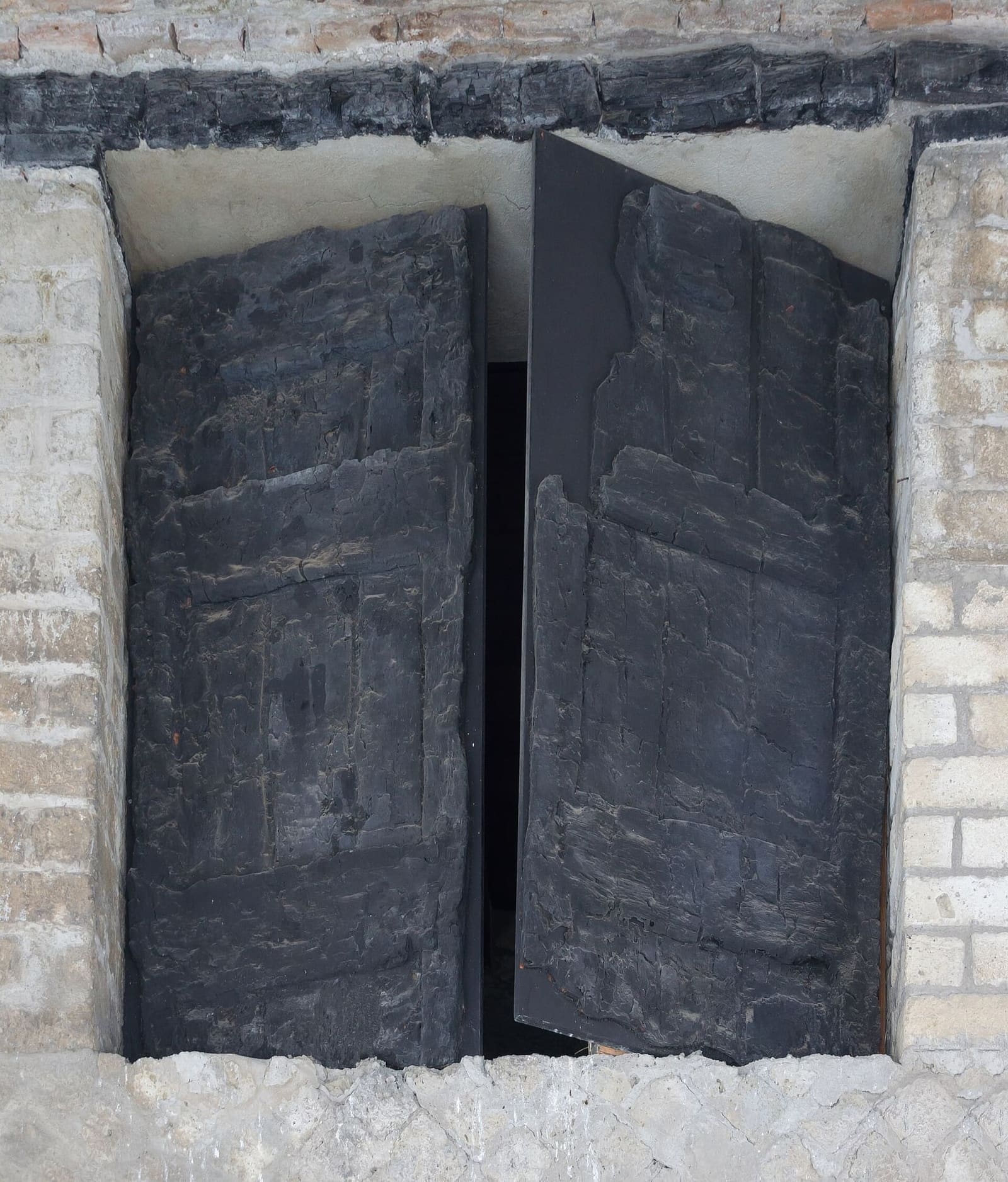 le imposte di una finestra, di legno carbonizzato