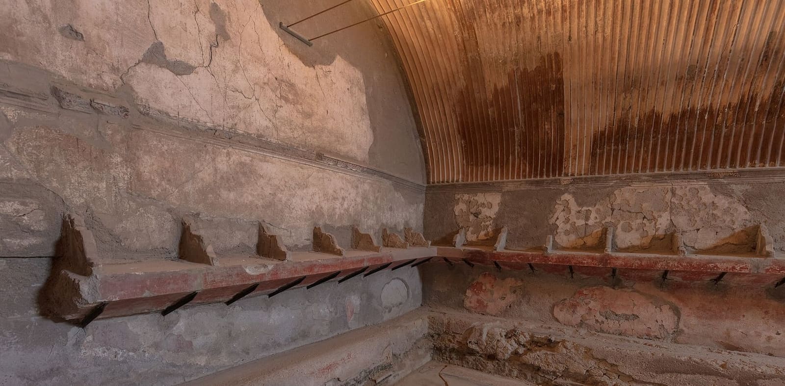 lo spogliatoio delle Terme Centrali, con le mensole per i vestiti sotto la volta