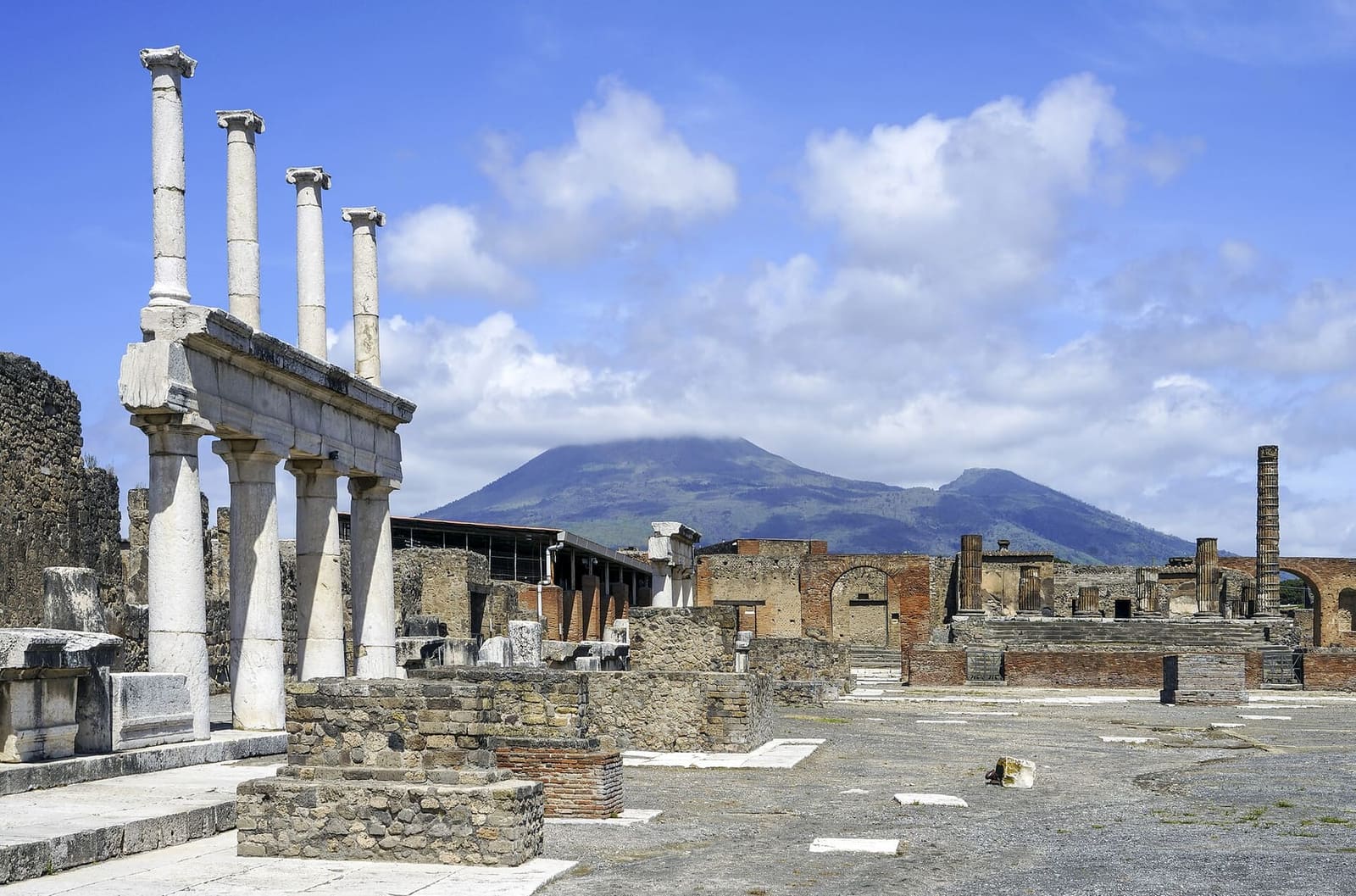 il Foro con le colonne del portico e il Vesuvio dietro