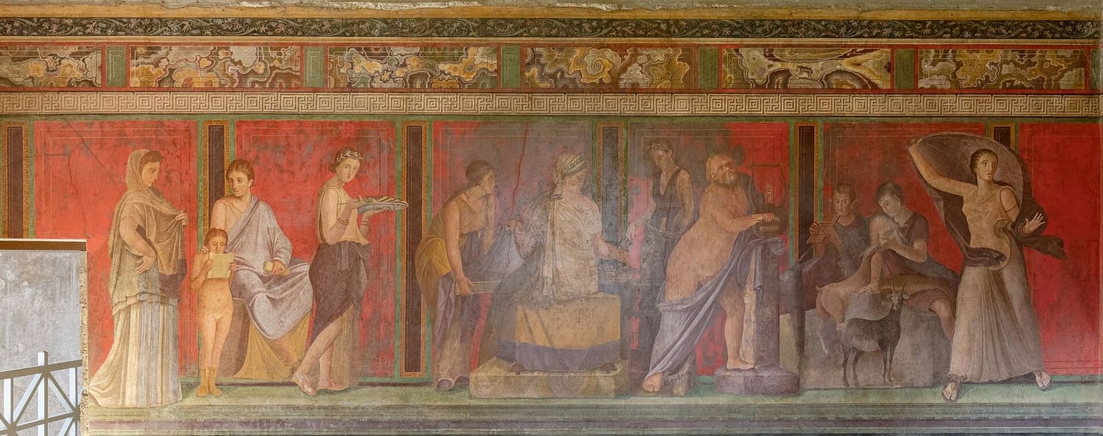 il grande fregio a fondo rosso nel triclinio della Villa dei Misteri, a marzo