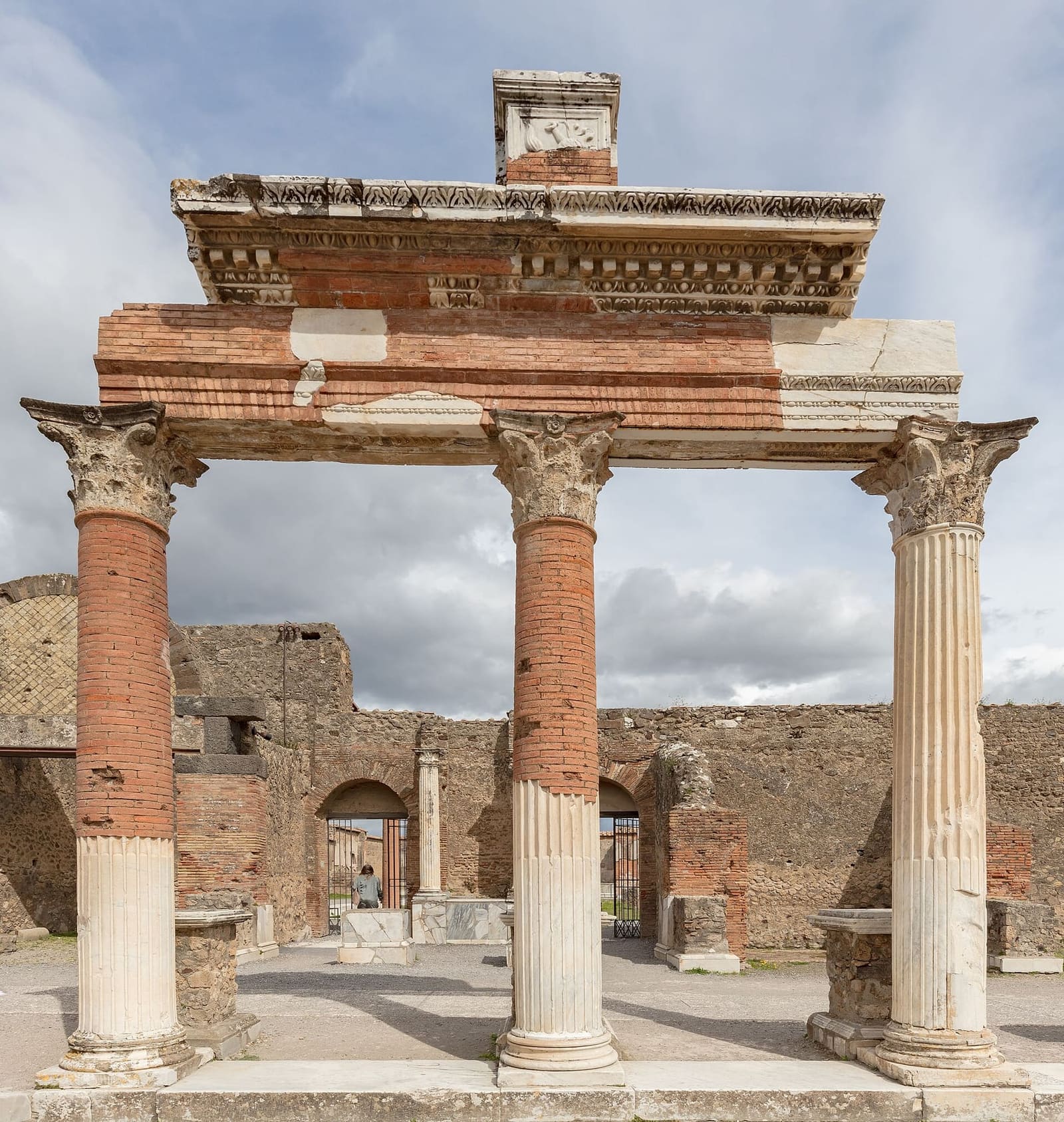 l'ingresso del Macellum, con le colonne di mattoni e di marmo, a marzo