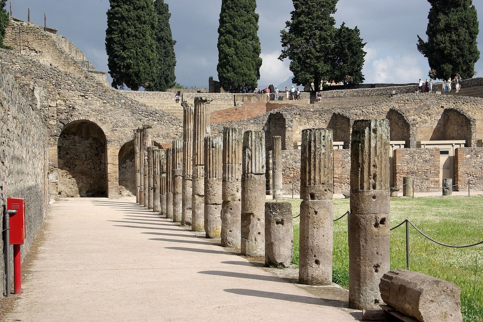 il quadriportico dei teatri, con le colonne in fila lungo il prato