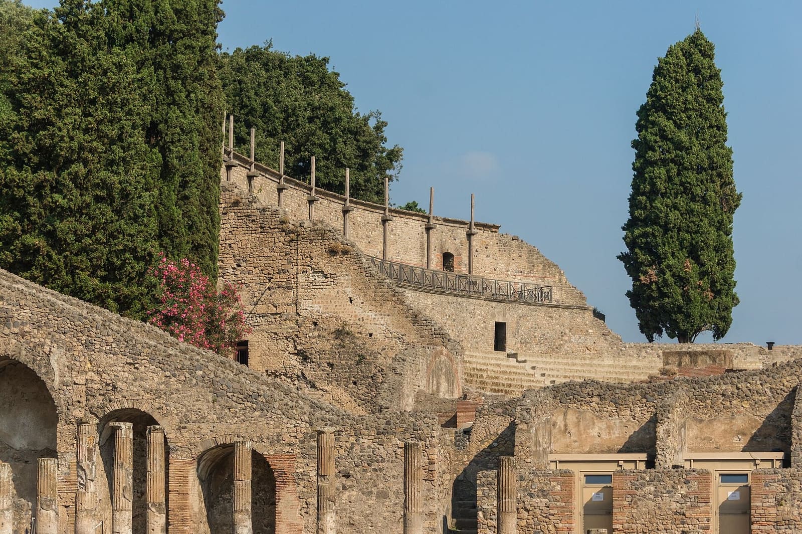 la cavea del teatro vista dal quadriportico, fra i cipressi